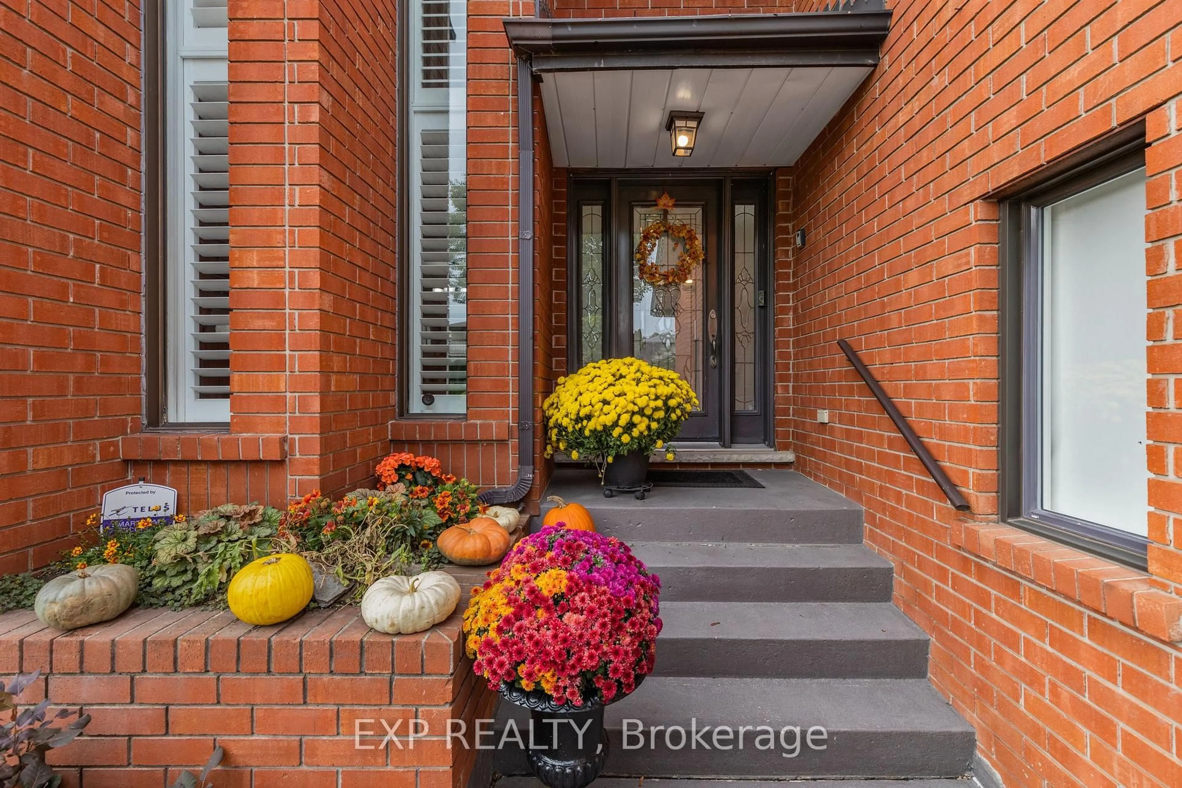 Indoor entryway for 10 Vega Cres, Hamilton Ontario L8E 4S7