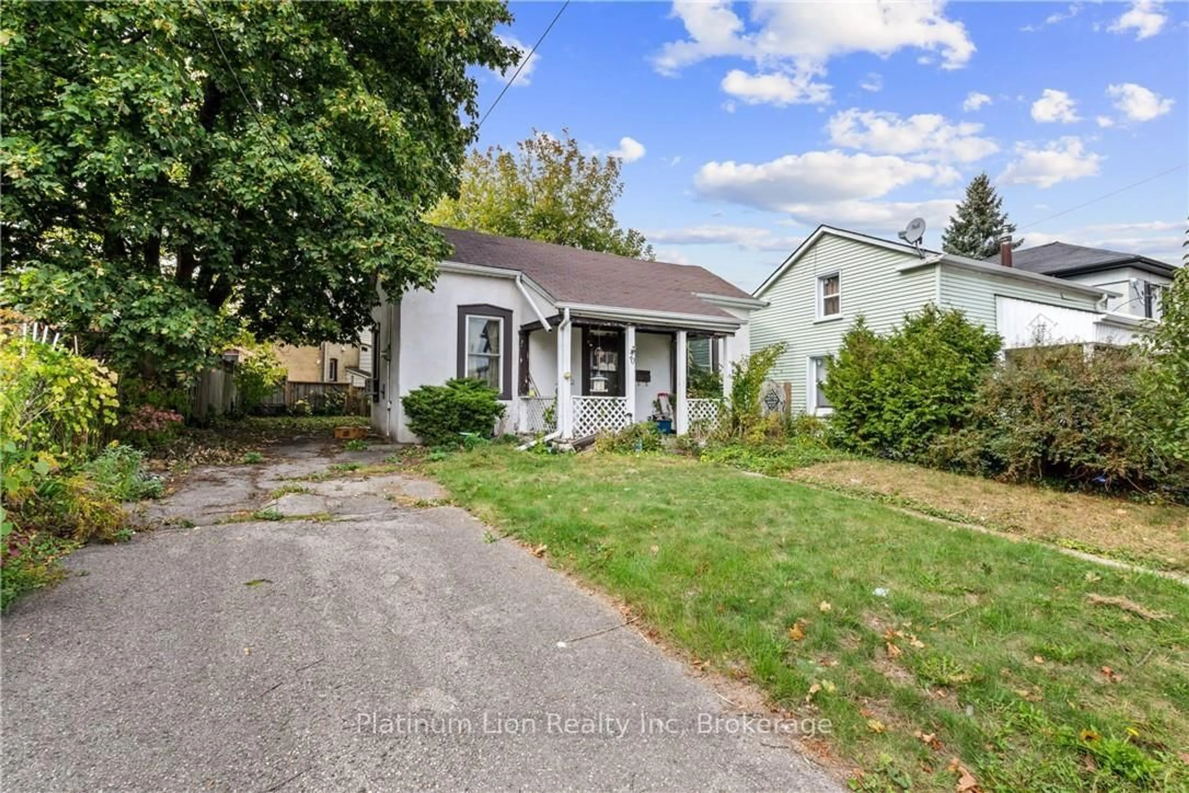 A pic from outside/outdoor area/front of a property/back of a property/a pic from drone, street for 70 Murray St, Brantford Ontario N3S 5N9