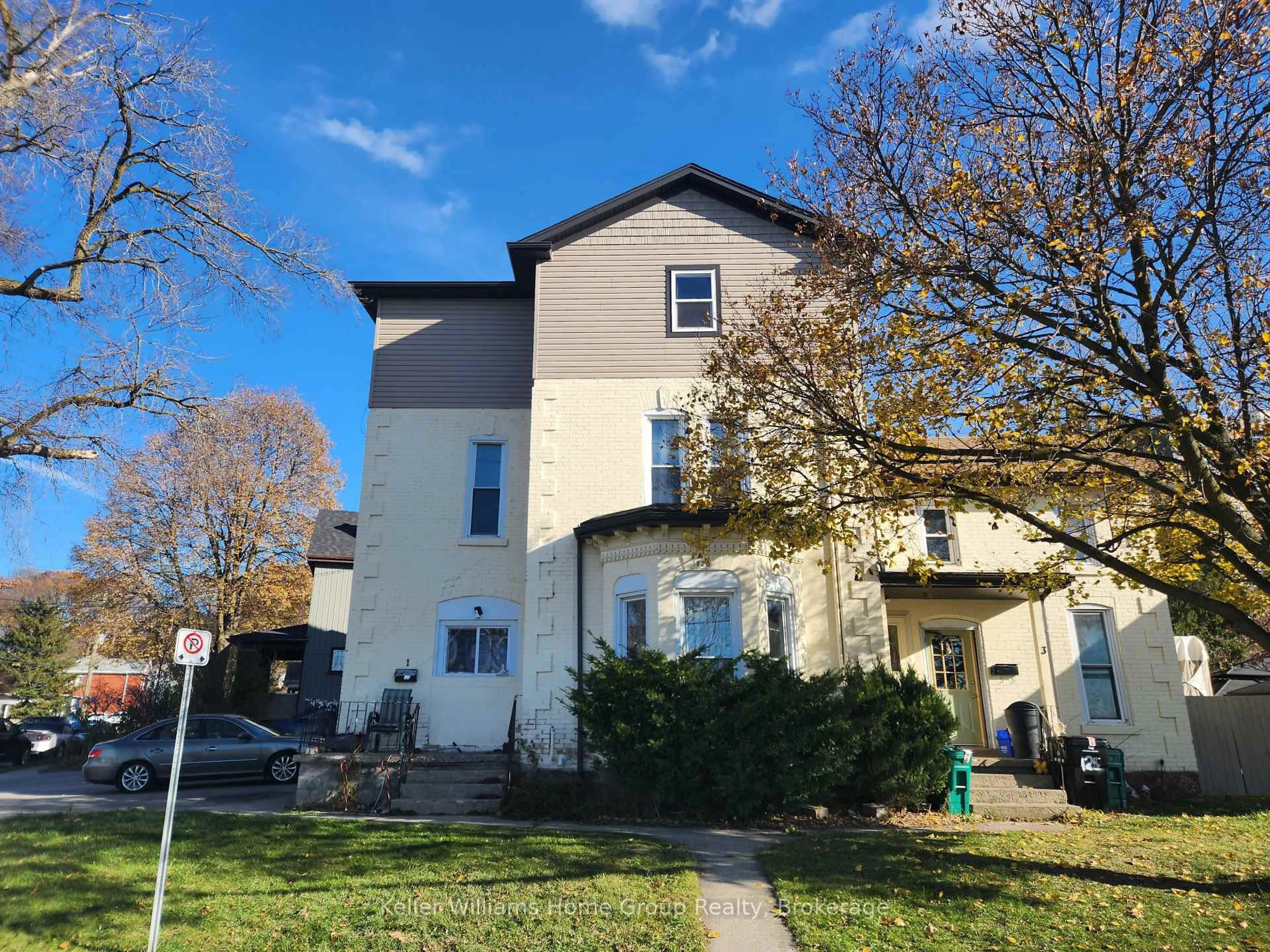 A pic from outside/outdoor area/front of a property/back of a property/a pic from drone, street for 125 Wellington St, Cambridge Ontario N1R 3Y8