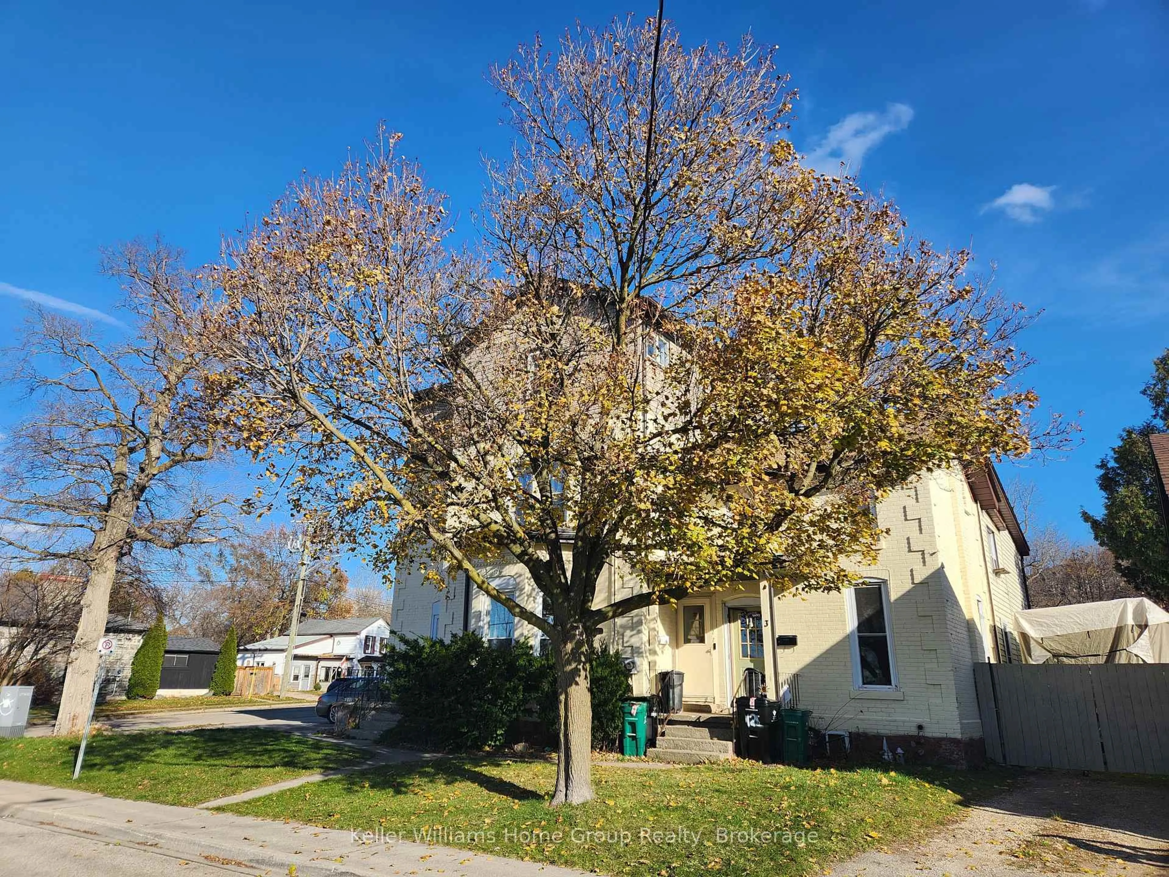 A pic from outside/outdoor area/front of a property/back of a property/a pic from drone, street for 125 Wellington St, Cambridge Ontario N1R 3Y8
