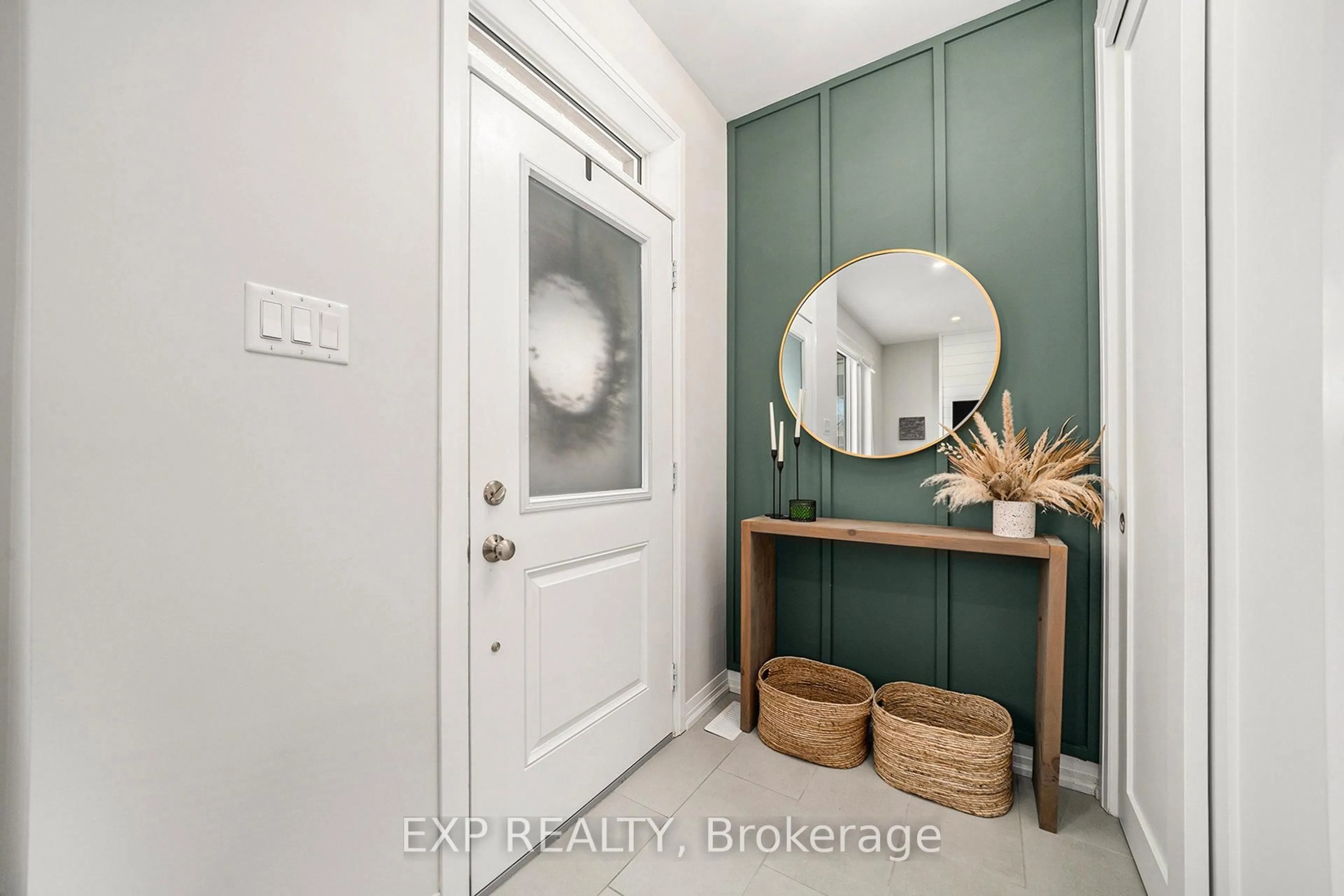 Indoor entryway for 808 Horseshoe Falls Way, Ottawa Ontario K2J 6P6