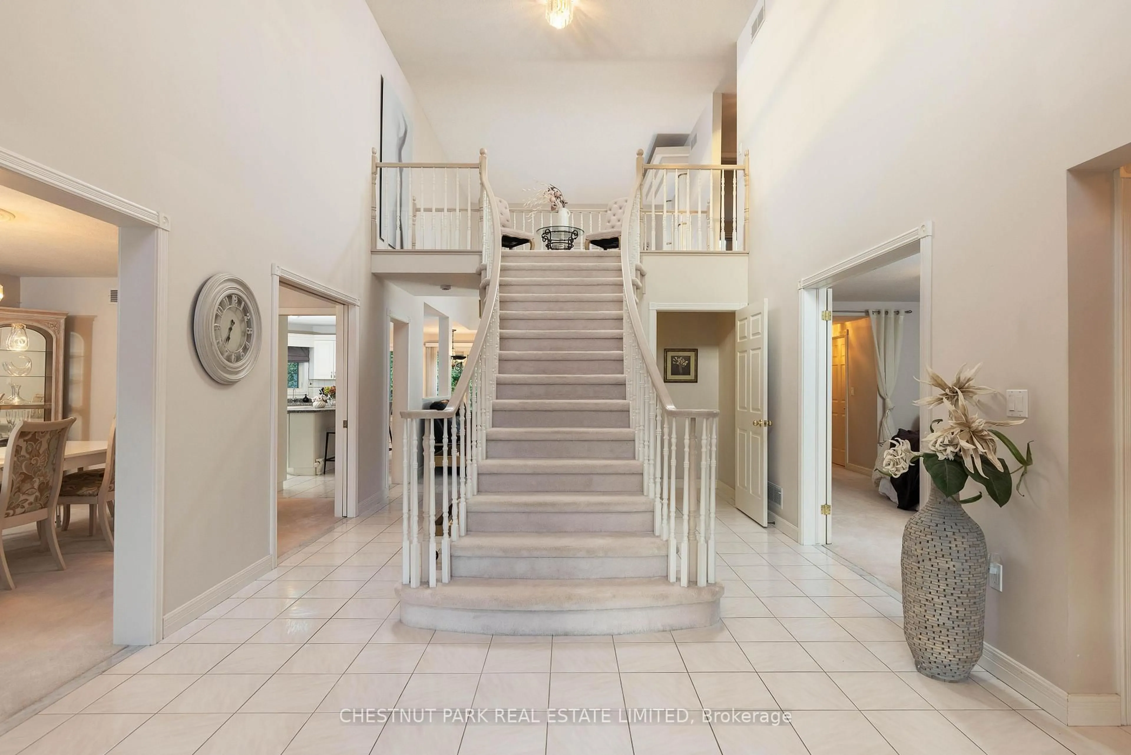 Indoor foyer for 81 Francis Creek Blvd, St. Catharines Ontario L2W 1B3