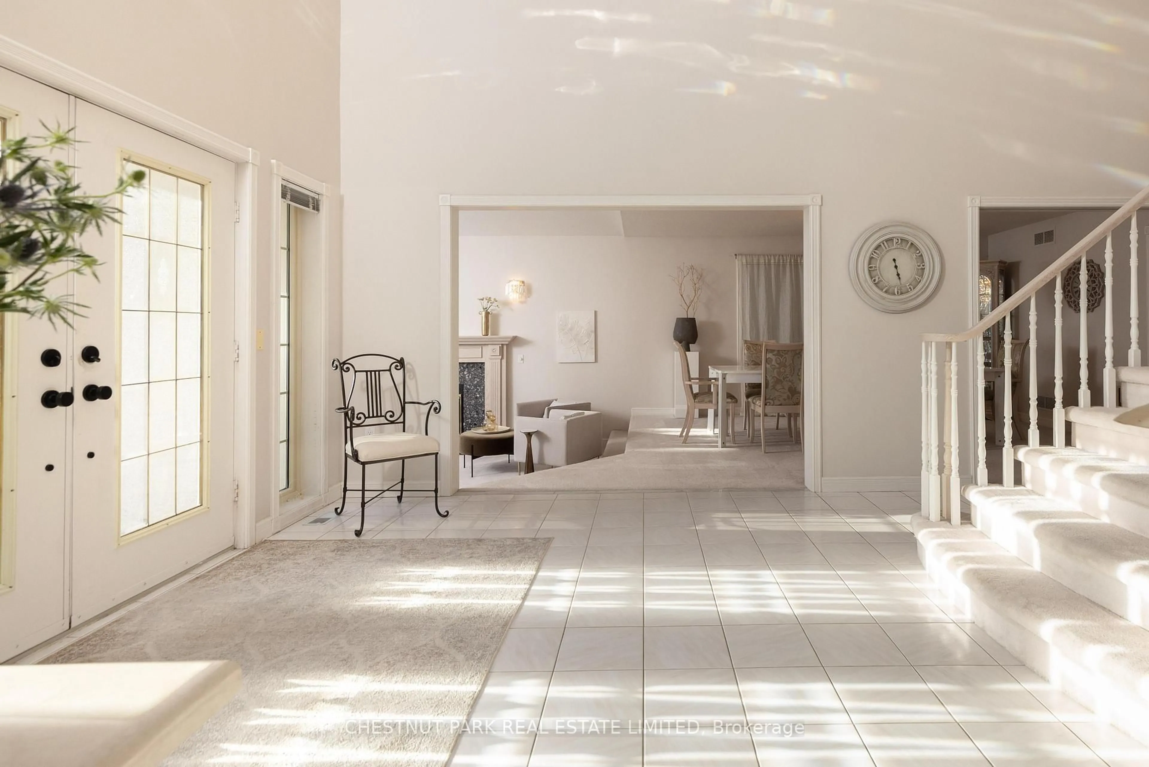 Indoor foyer for 81 Francis Creek Blvd, St. Catharines Ontario L2W 1B3