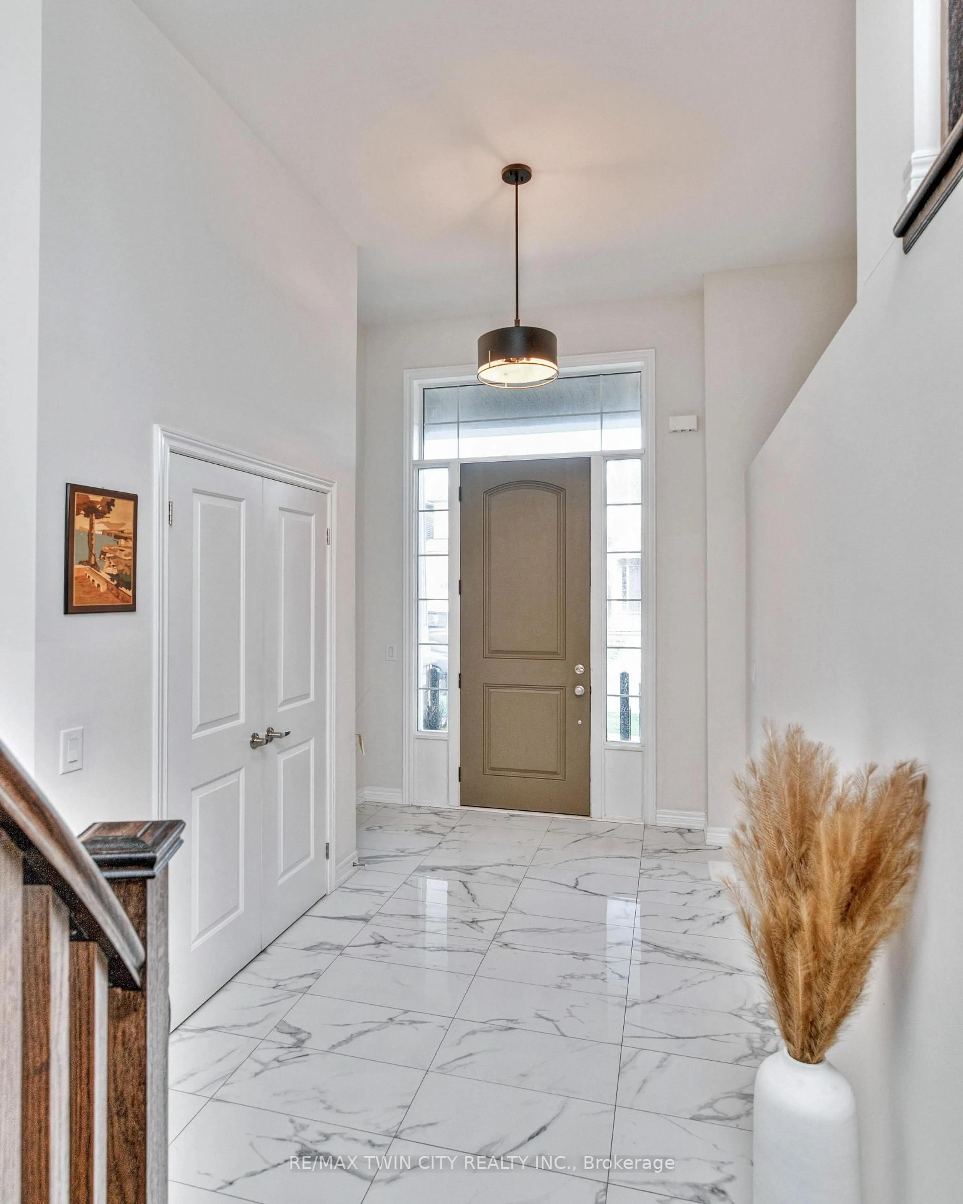 Indoor entryway for 110 Haldimand St, Kitchener Ontario N2R 0R2