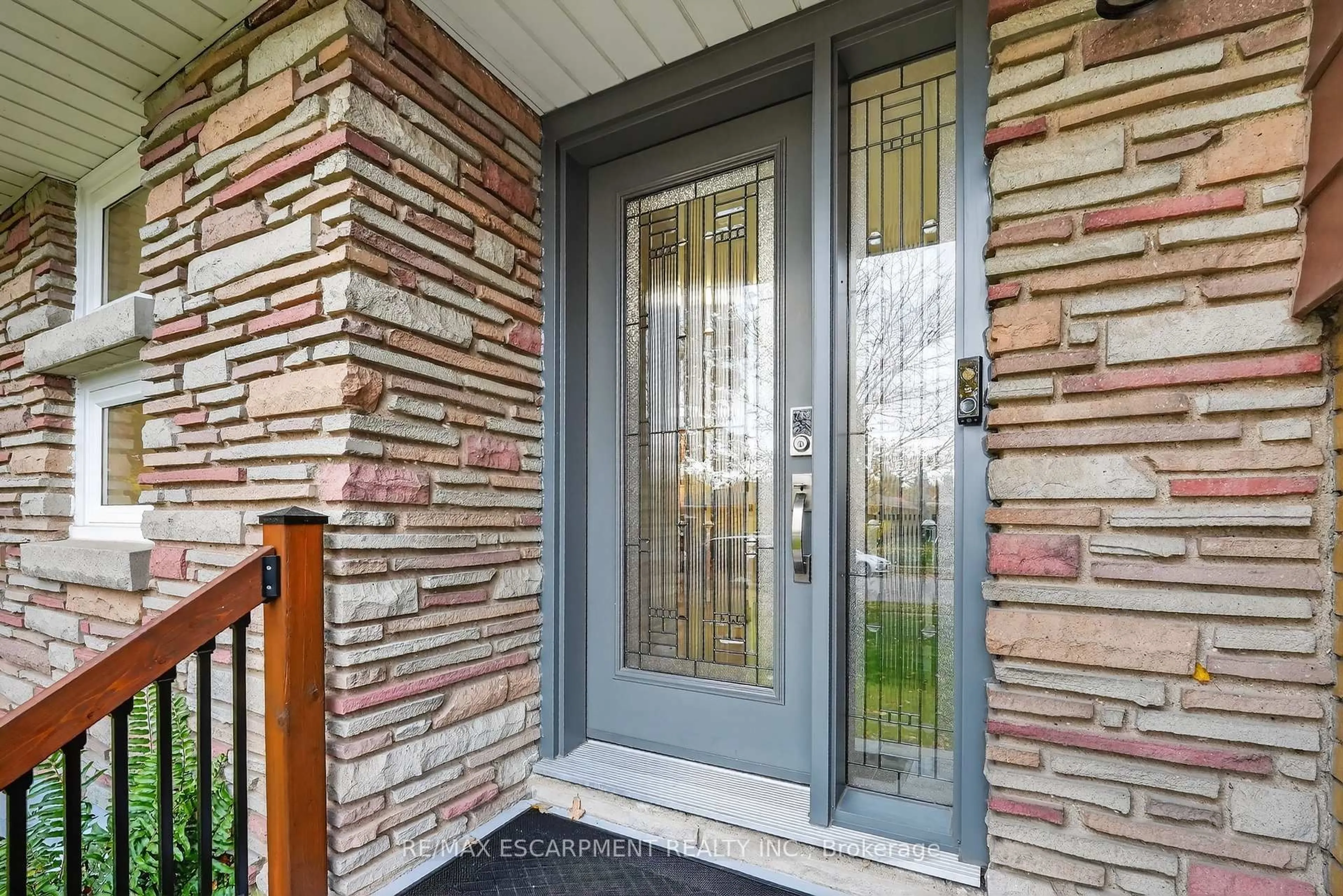 Indoor entryway for 179 Price Ave, Welland Ontario L3C 3Y7