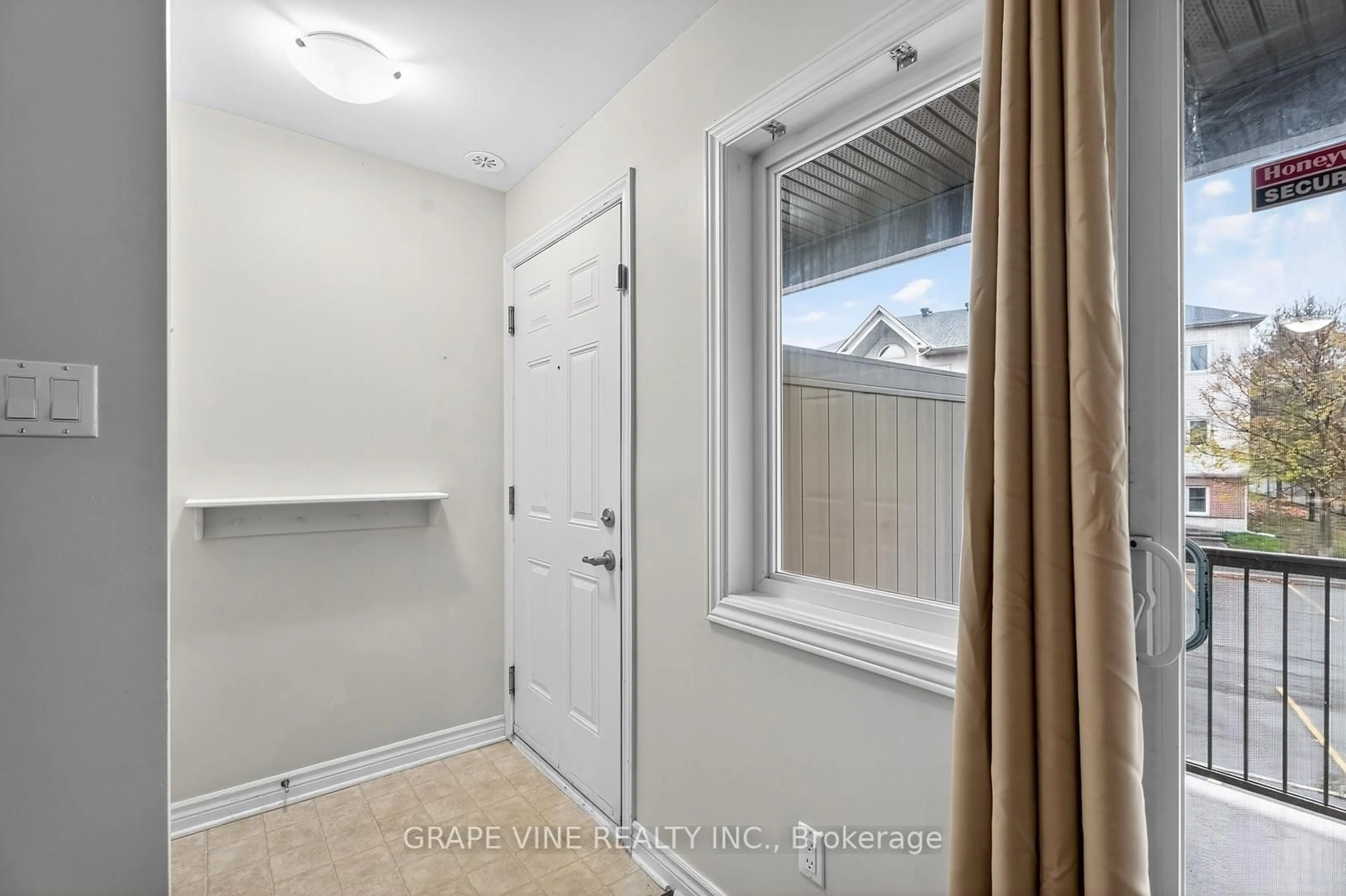Indoor entryway for 140 Mocha Private #C, Ottawa Ontario K1T 0K5