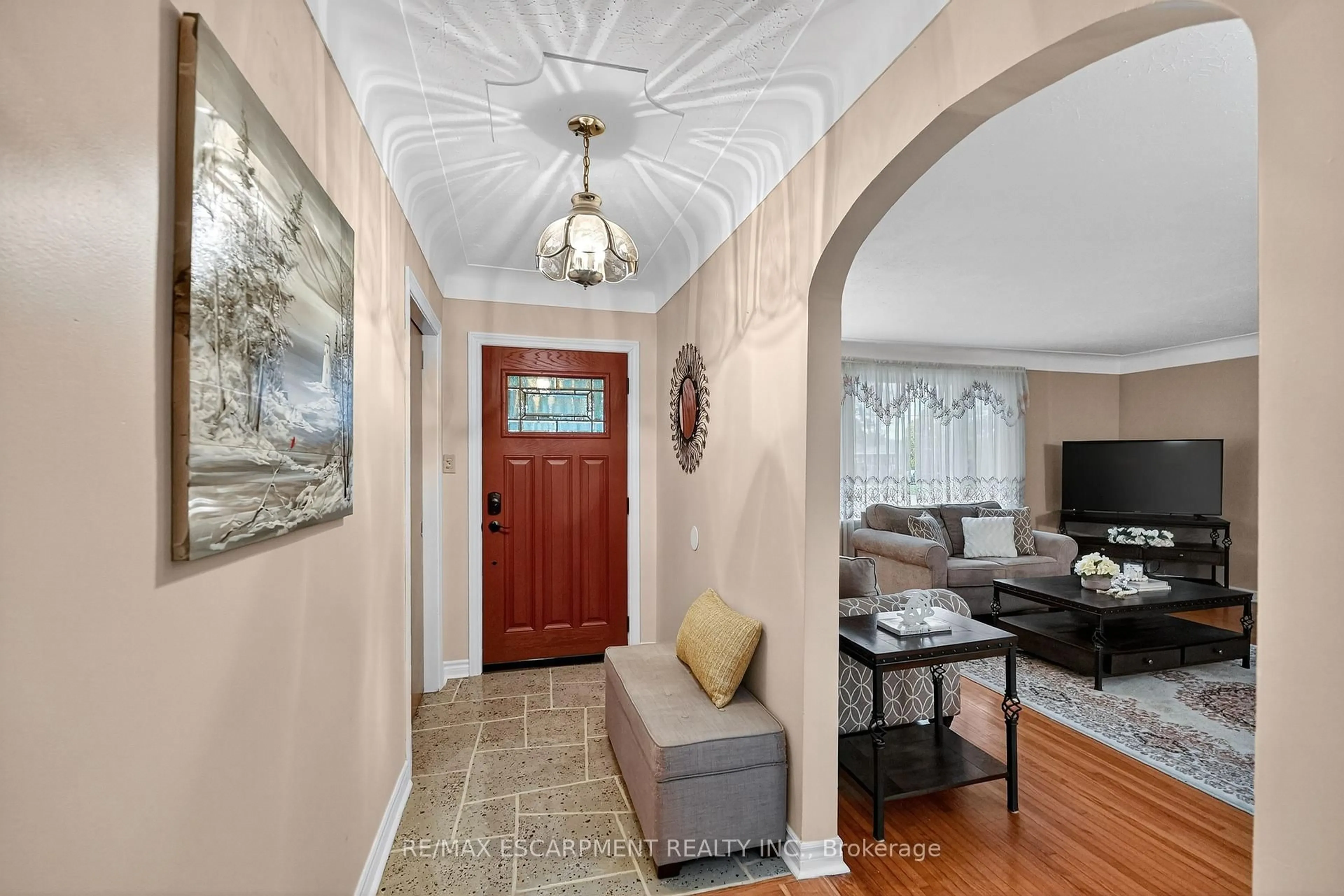 Indoor entryway for 517 Stanley St, Port Colborne Ontario L3K 3A9