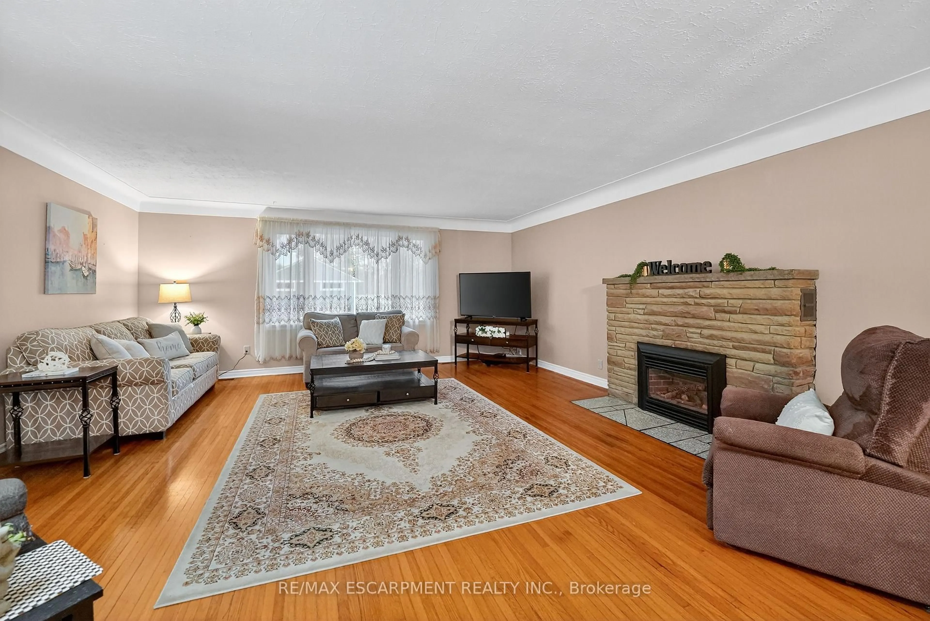 Living room with furniture, wood/laminate floor for 517 Stanley St, Port Colborne Ontario L3K 3A9