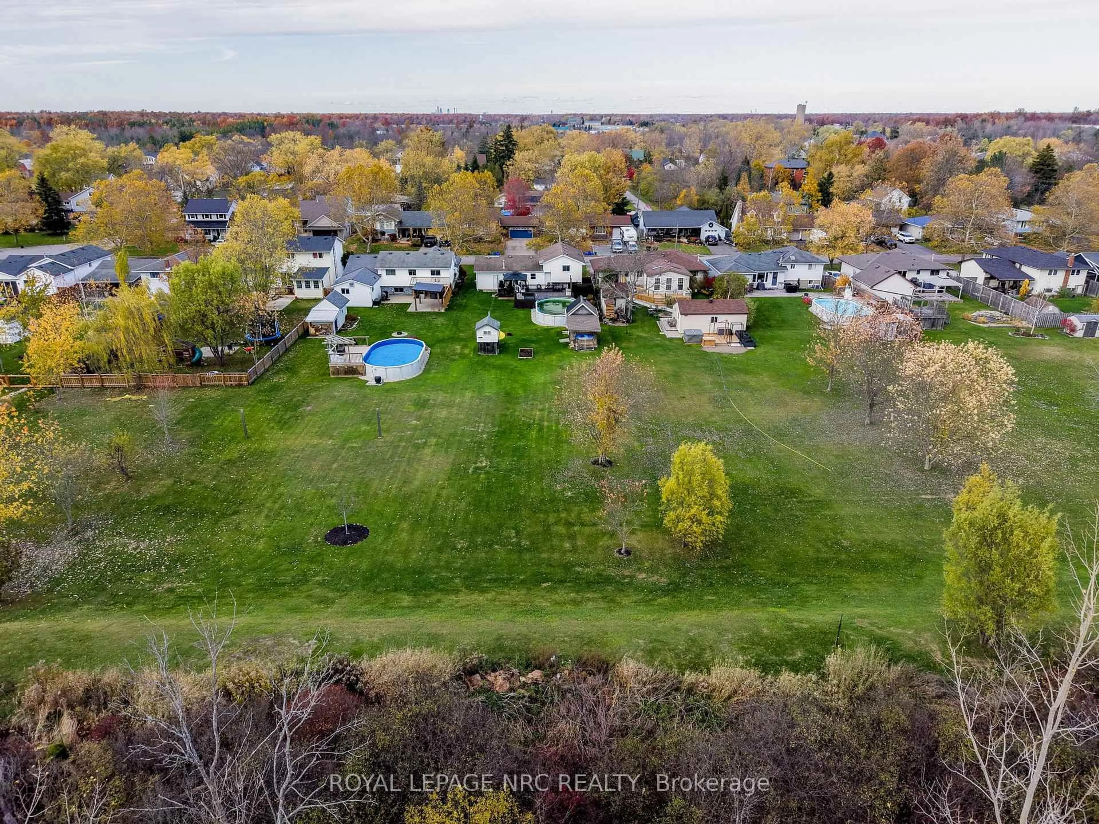 A pic from outside/outdoor area/front of a property/back of a property/a pic from drone, unknown for 2455 CORAL Ave, Fort Erie Ontario L0S 1S0