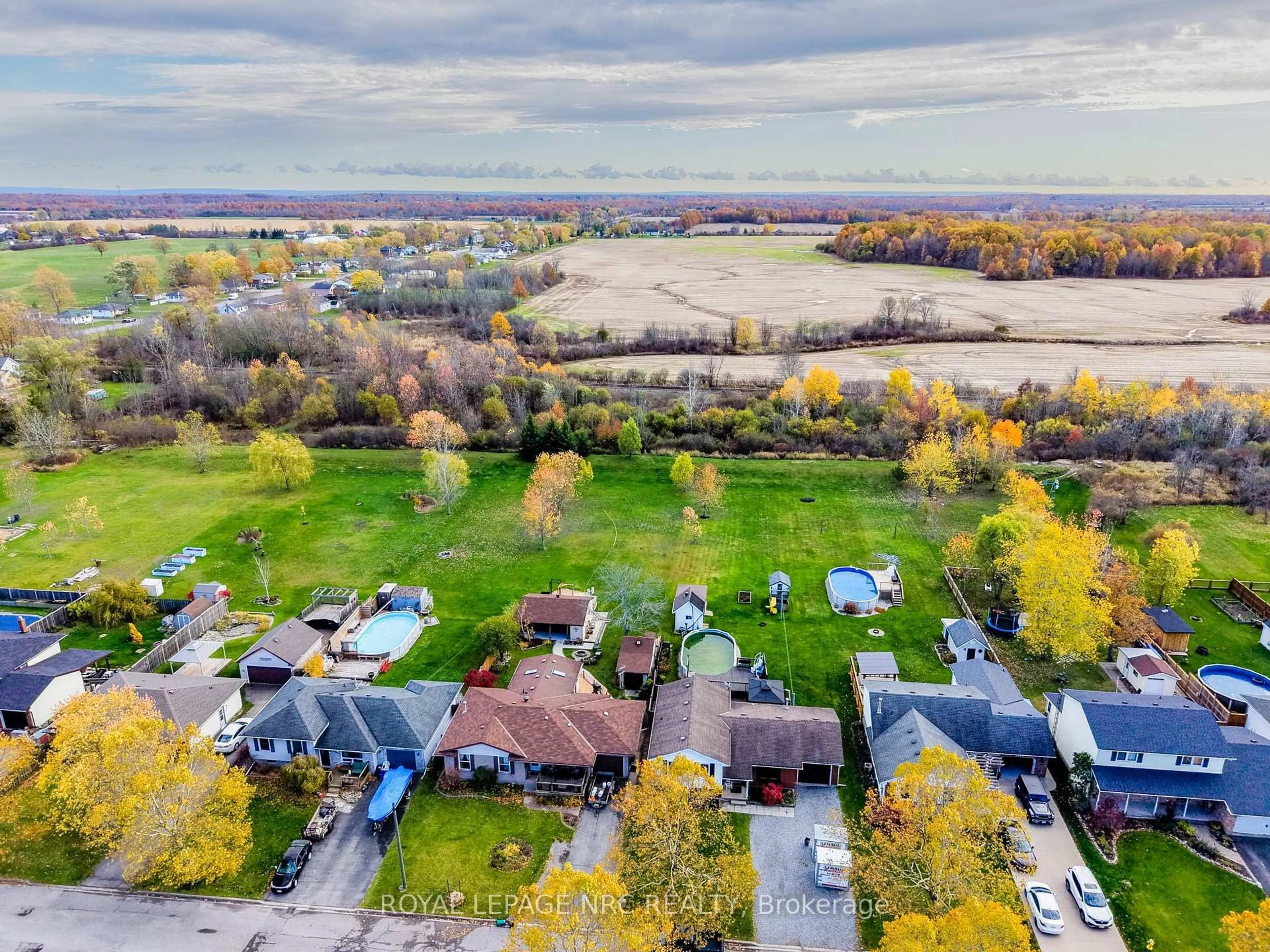 A pic from outside/outdoor area/front of a property/back of a property/a pic from drone, water/lake/river/ocean view for 2455 CORAL Ave, Fort Erie Ontario L0S 1S0