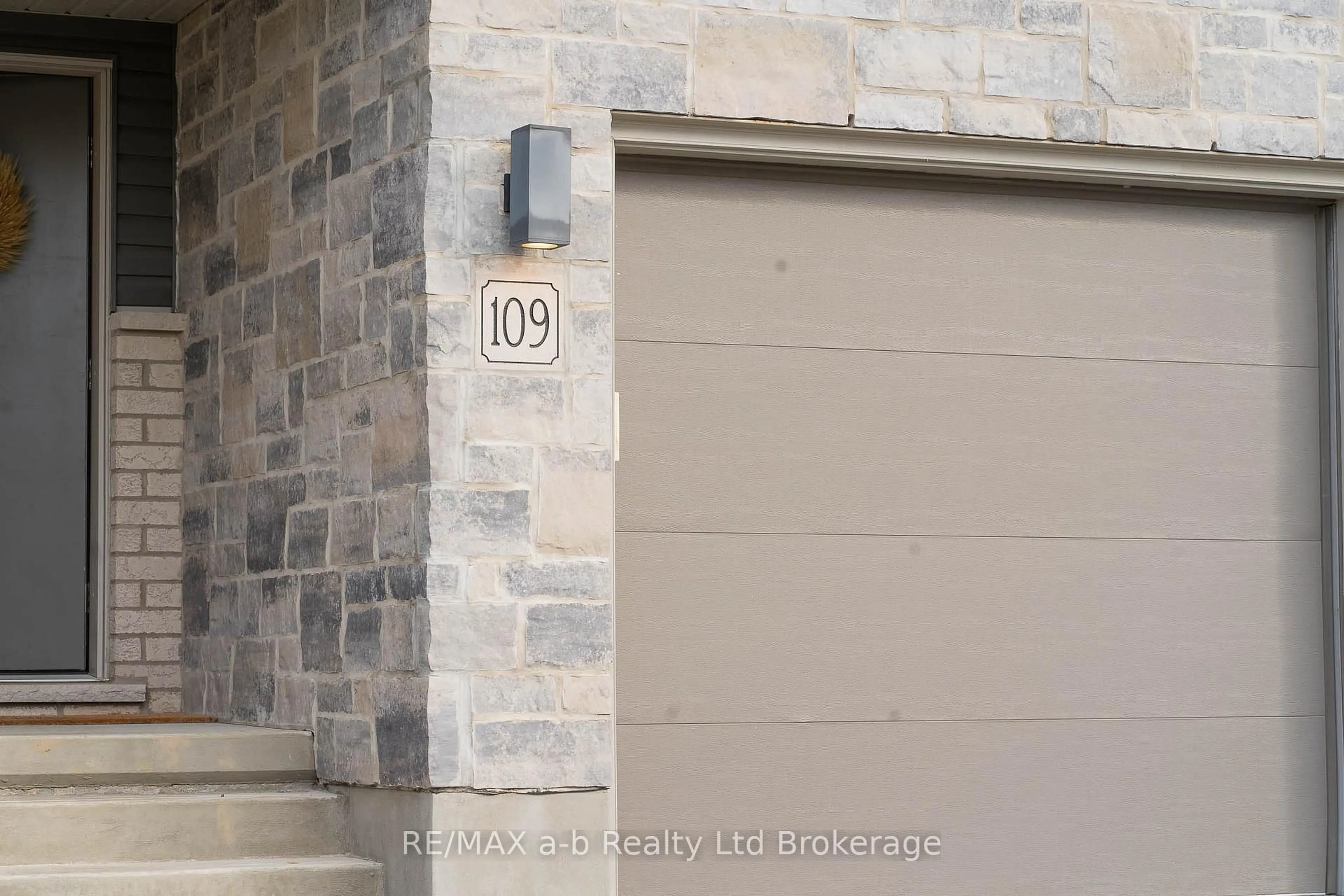 Indoor entryway for 109 Denrich Ave, Tillsonburg Ontario N4G 0H1