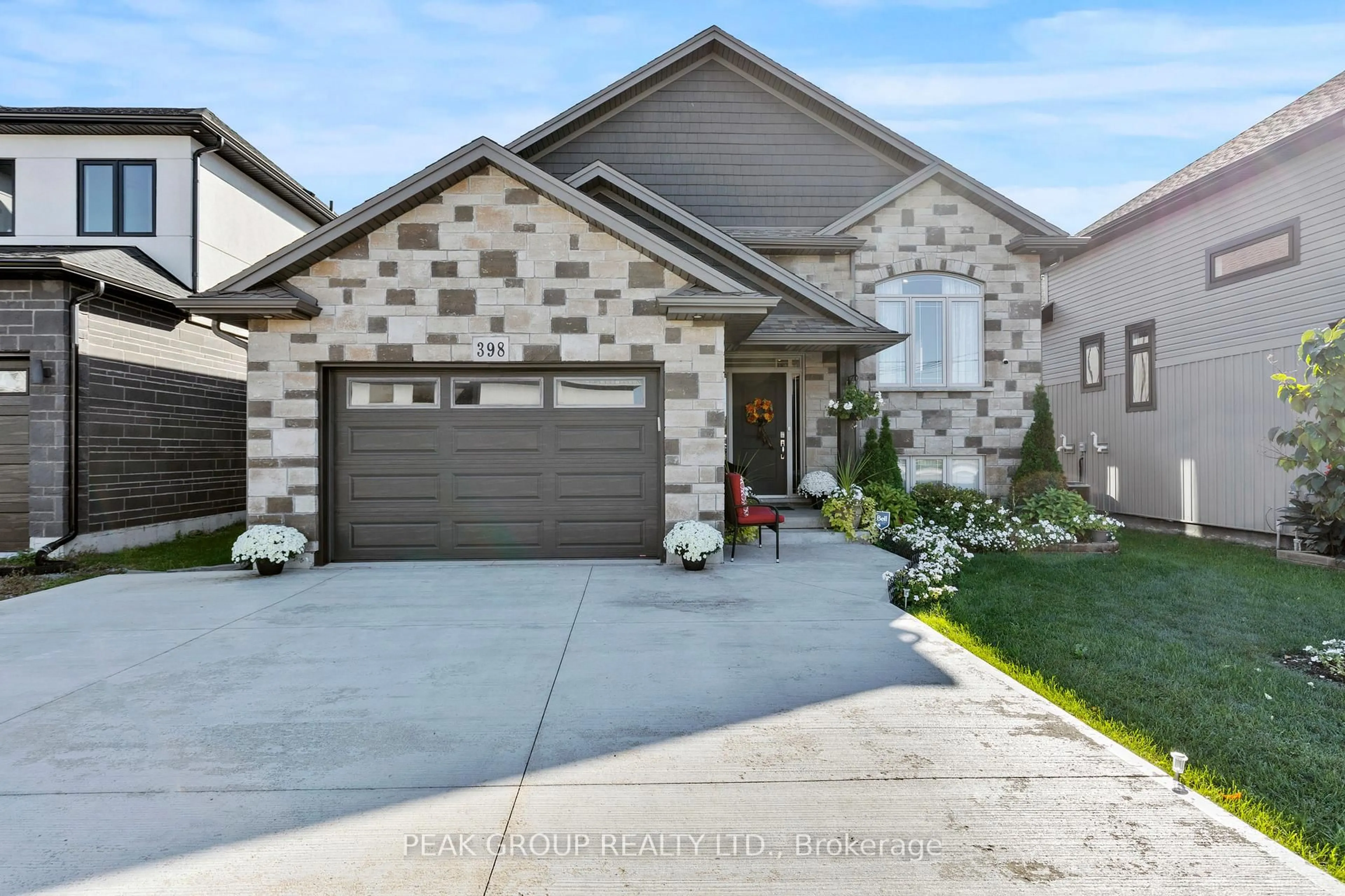 Home with brick exterior material, street for 398 AQUEDUCT St, Welland Ontario L3C 0H3