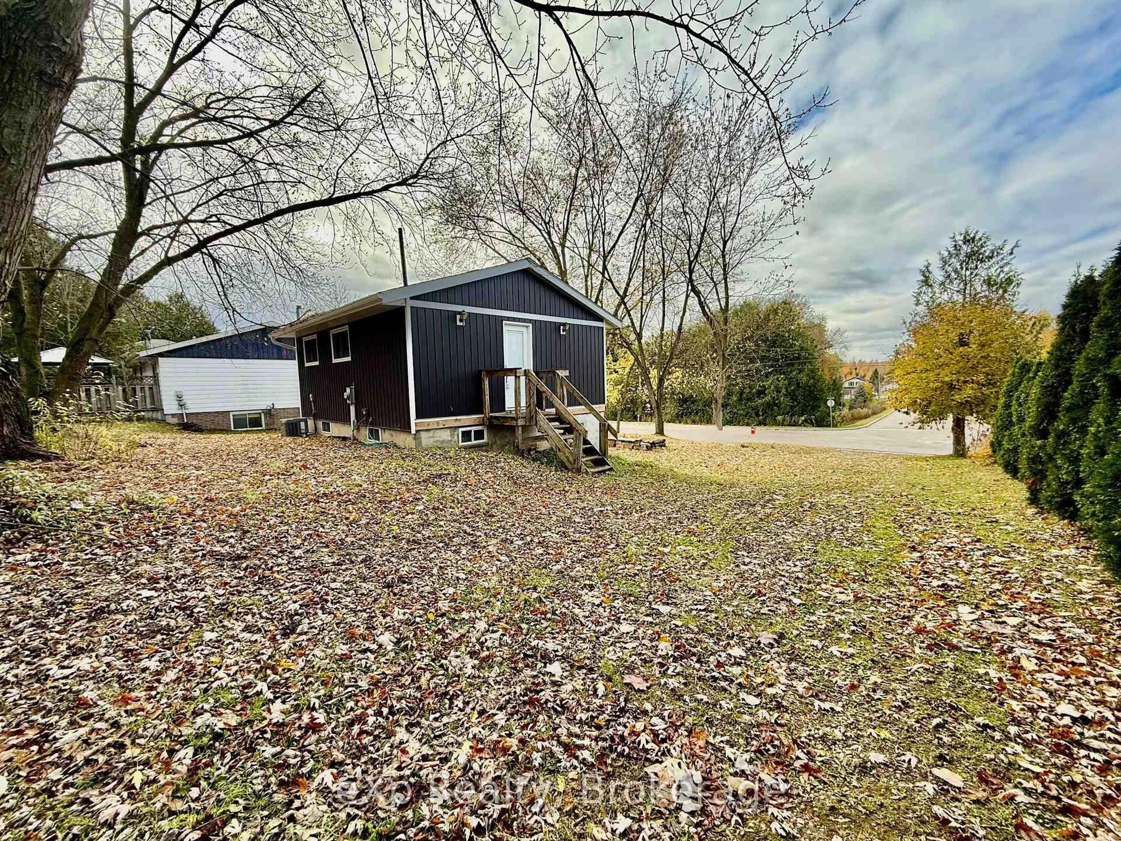 A pic from outside/outdoor area/front of a property/back of a property/a pic from drone, unknown for 890 8th Ave, Hanover Ontario N4N 3R7