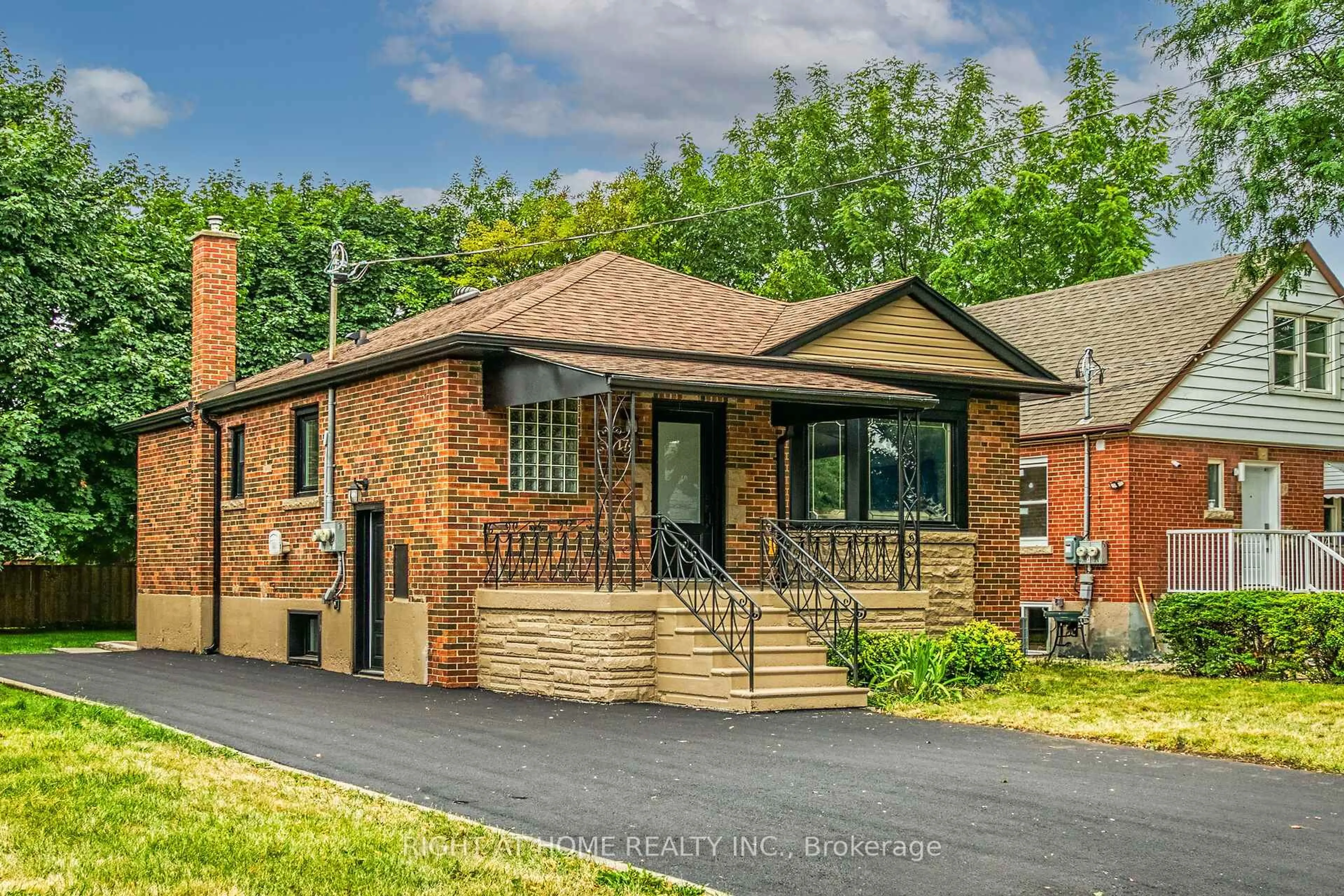 Home with brick exterior material, street for 174 East 34th St, Hamilton Ontario L8V 3W6