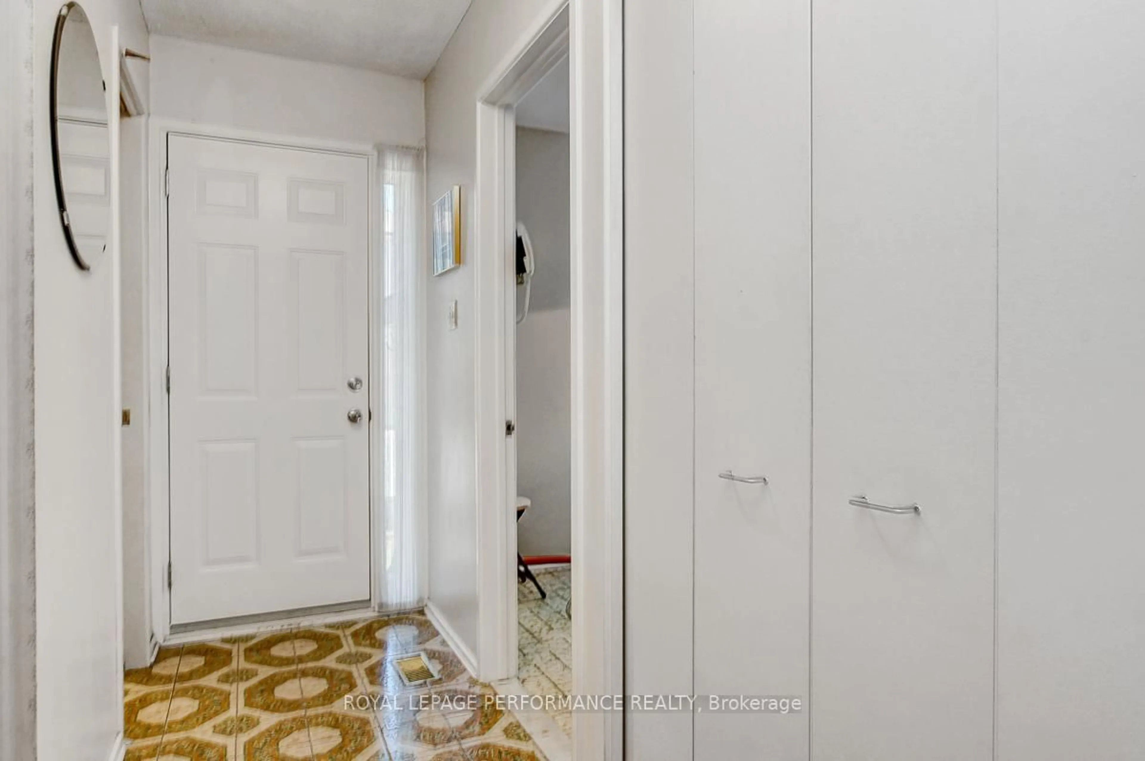 Indoor entryway for 7 Carmichael Crt, Ottawa Ontario K2K 1K1