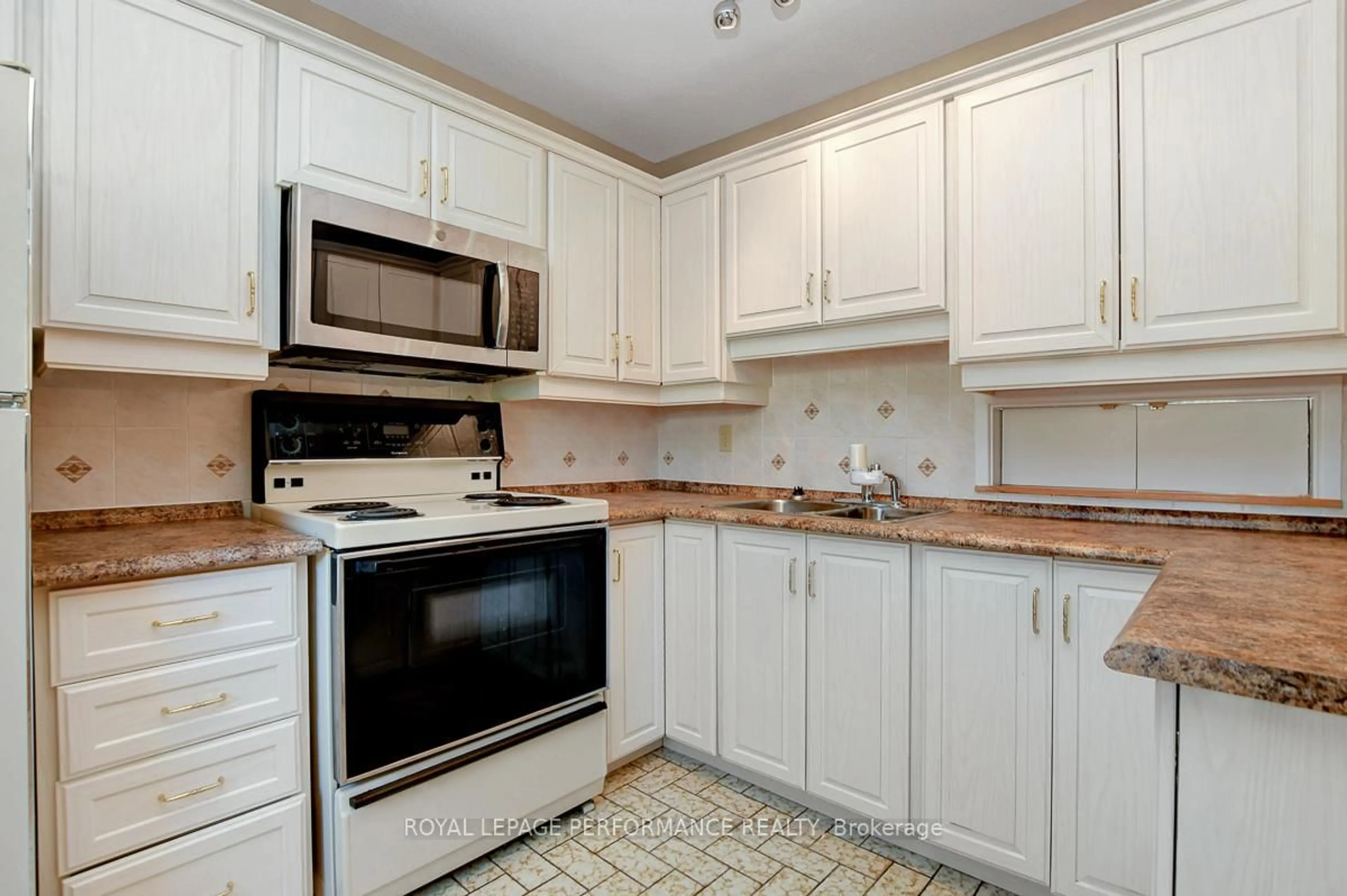 Standard kitchen, ceramic/tile floor for 7 Carmichael Crt, Ottawa Ontario K2K 1K1