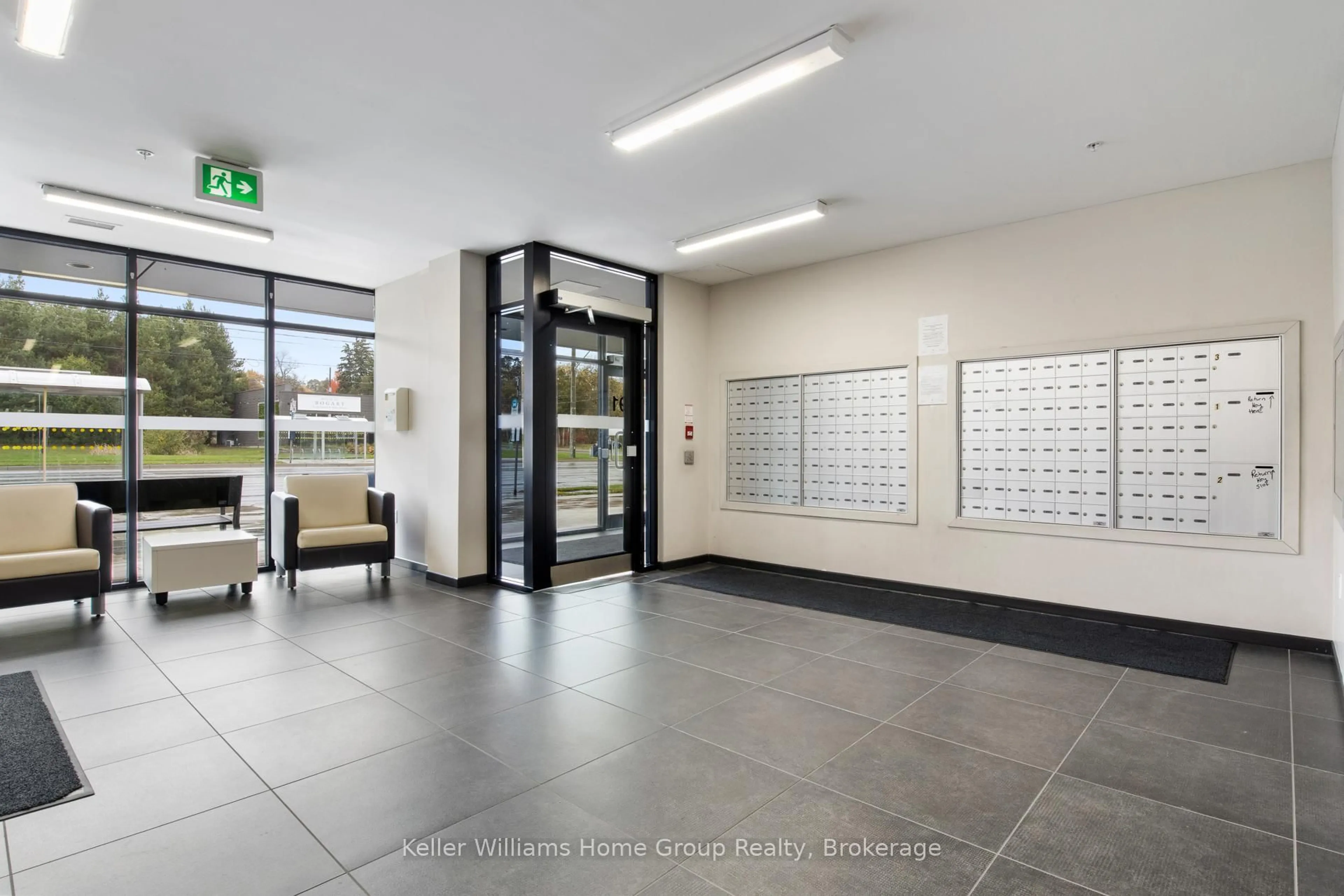 Indoor foyer for 1291 Gordon St #417, Guelph Ontario N1G 5E7