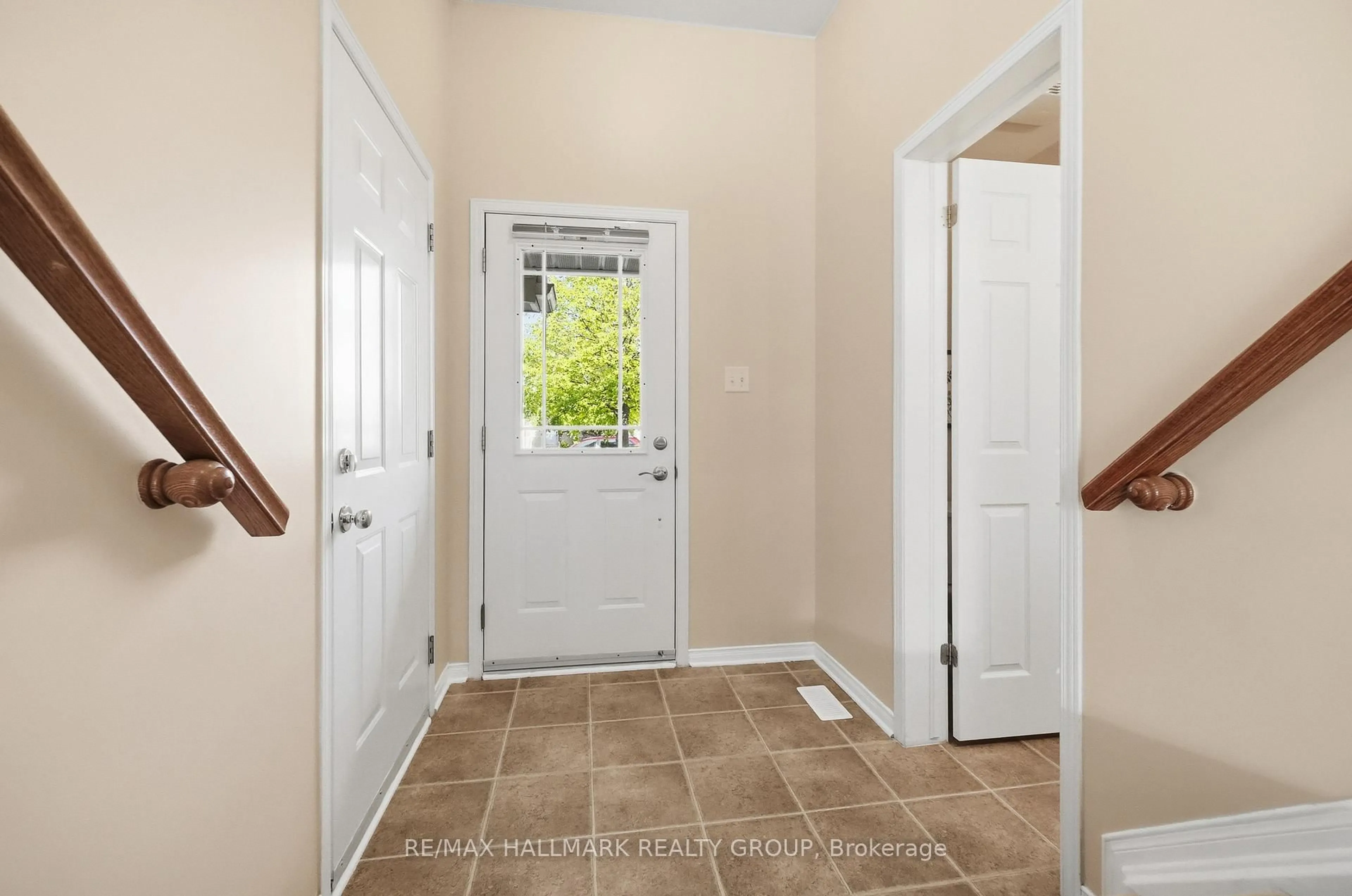 Indoor entryway for 204 Greenridge St, Ottawa Ontario K1C 7R3
