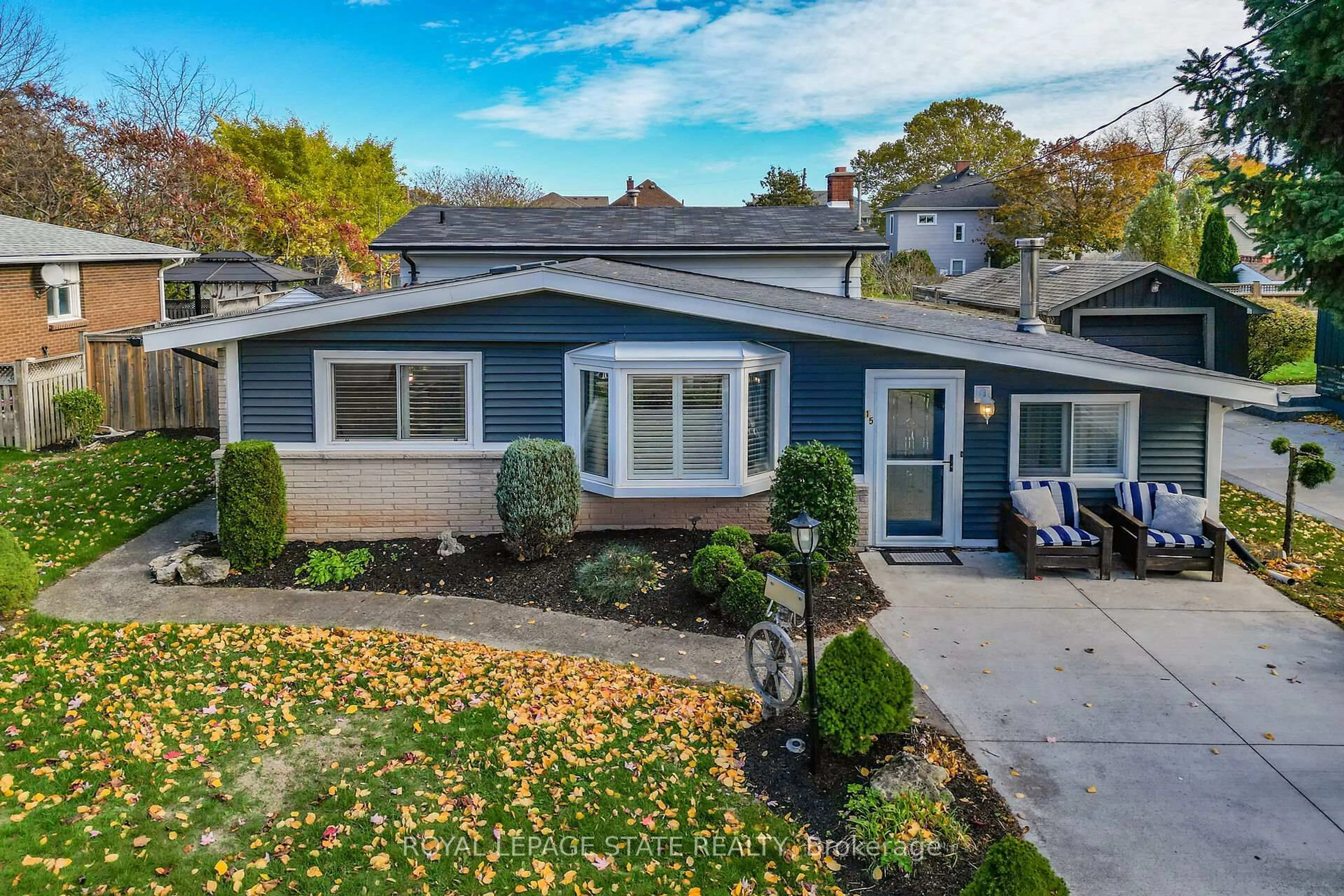 Home with vinyl exterior material, street for 15 Grand Ave, Grimsby Ontario L3M 2R6