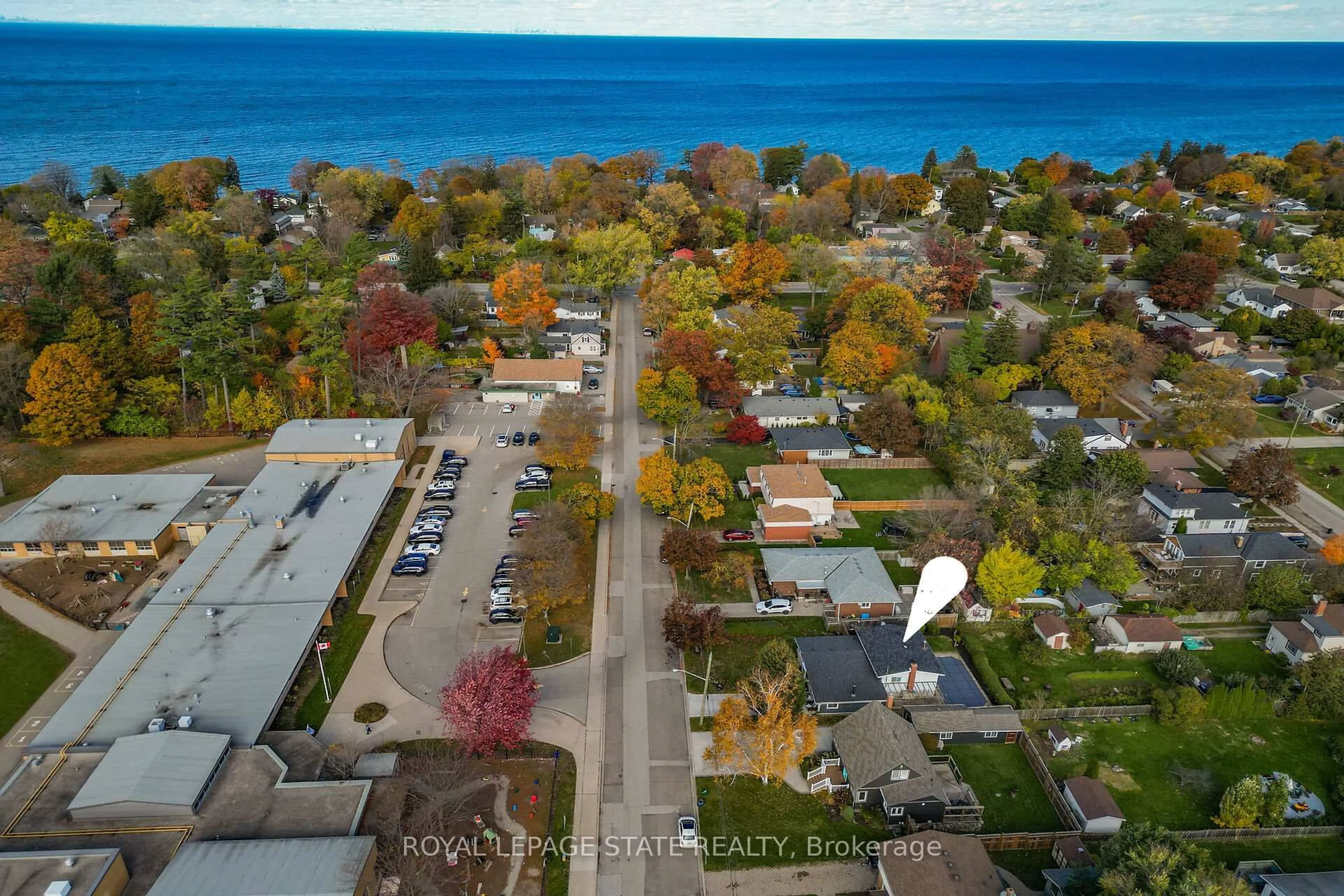 A pic from outside/outdoor area/front of a property/back of a property/a pic from drone, street for 15 Grand Ave, Grimsby Ontario L3M 2R6