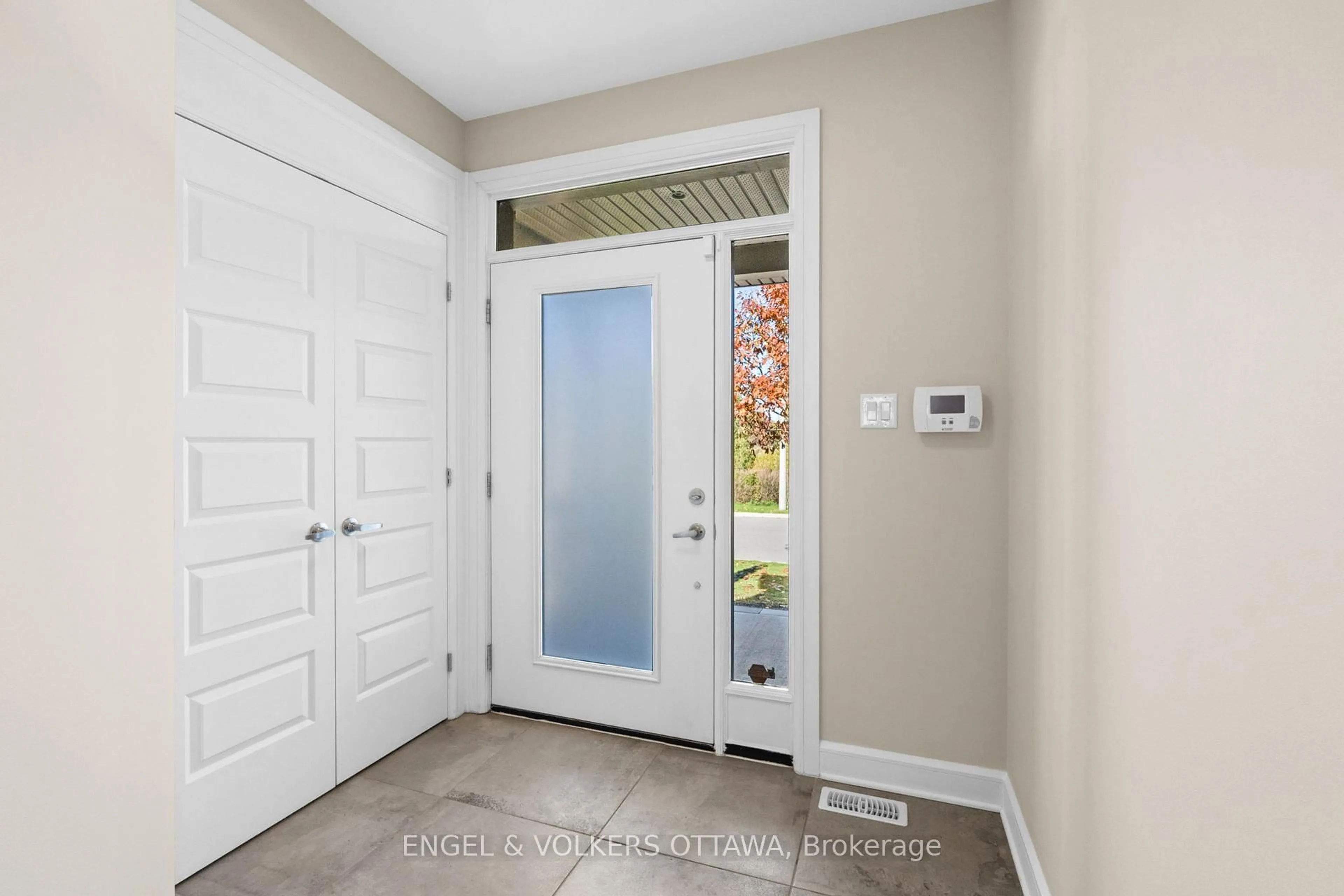 Indoor entryway for 122 Helen Rapp Way, Ottawa Ontario K1T 0N4