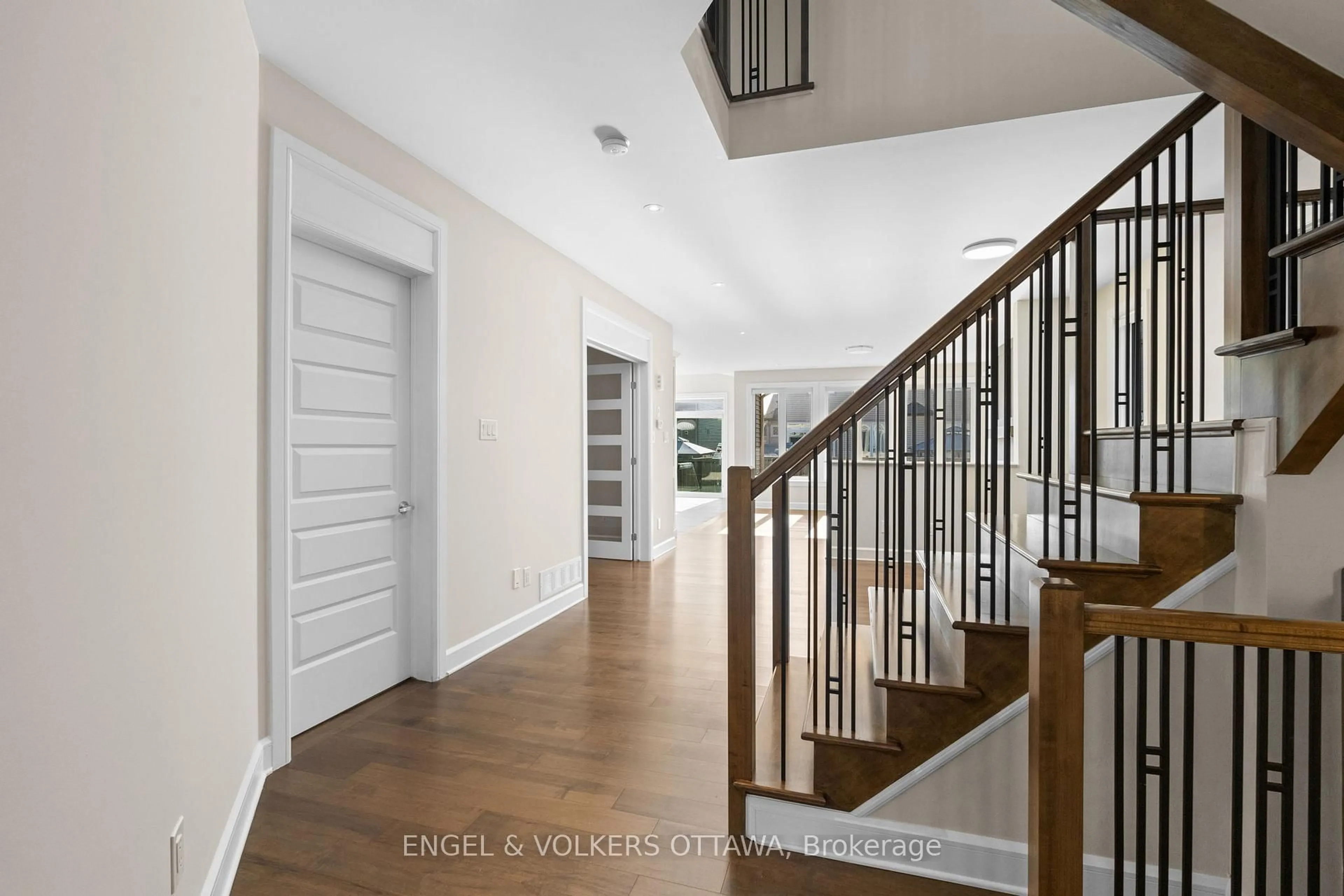 Indoor entryway for 122 Helen Rapp Way, Ottawa Ontario K1T 0N4