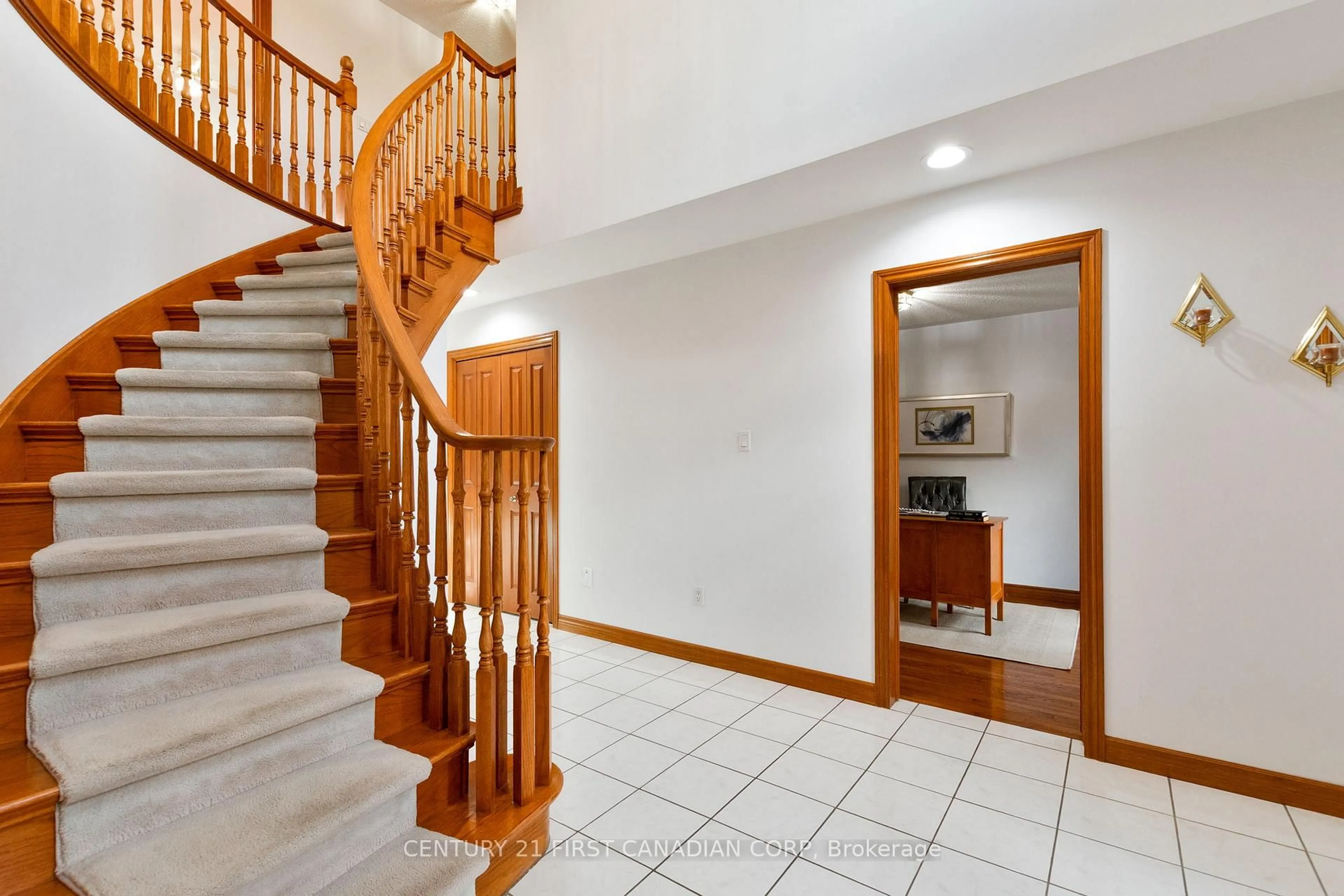 Indoor foyer for 47 Carriage Hill Cres, London North Ontario N5X 3W8