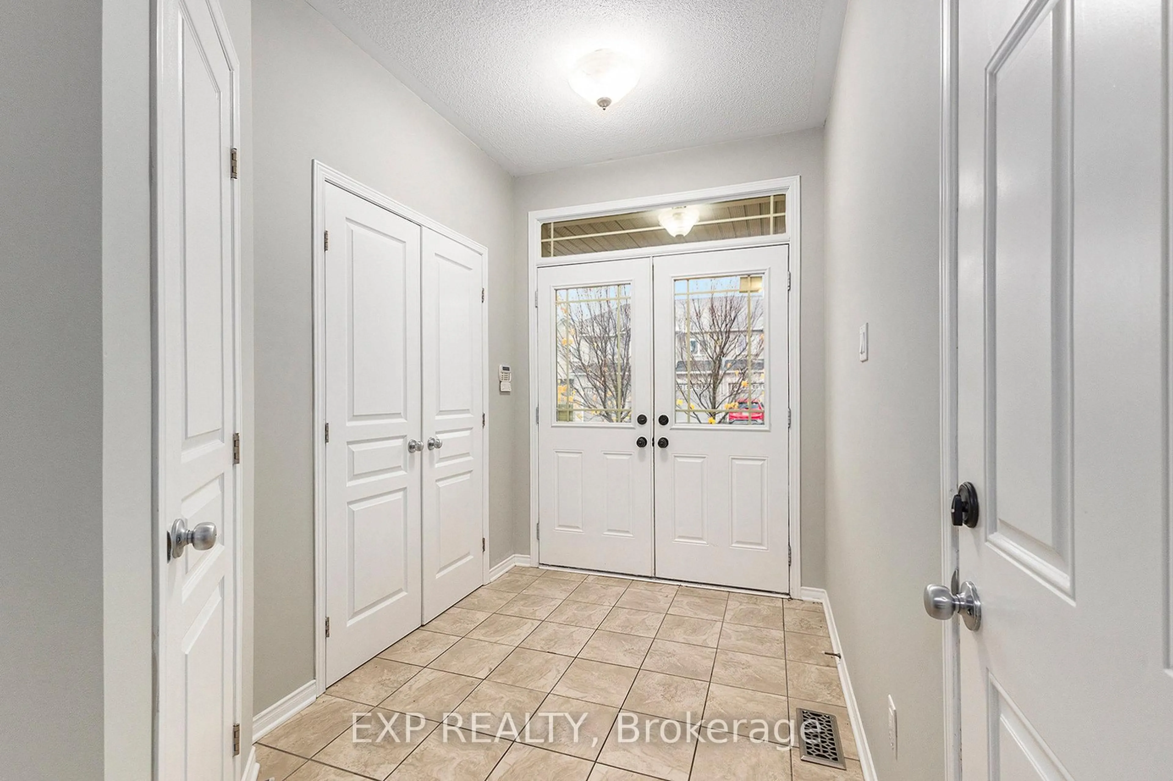 Indoor entryway for 526 Pepperville Cres, Ottawa Ontario K2M 0E5