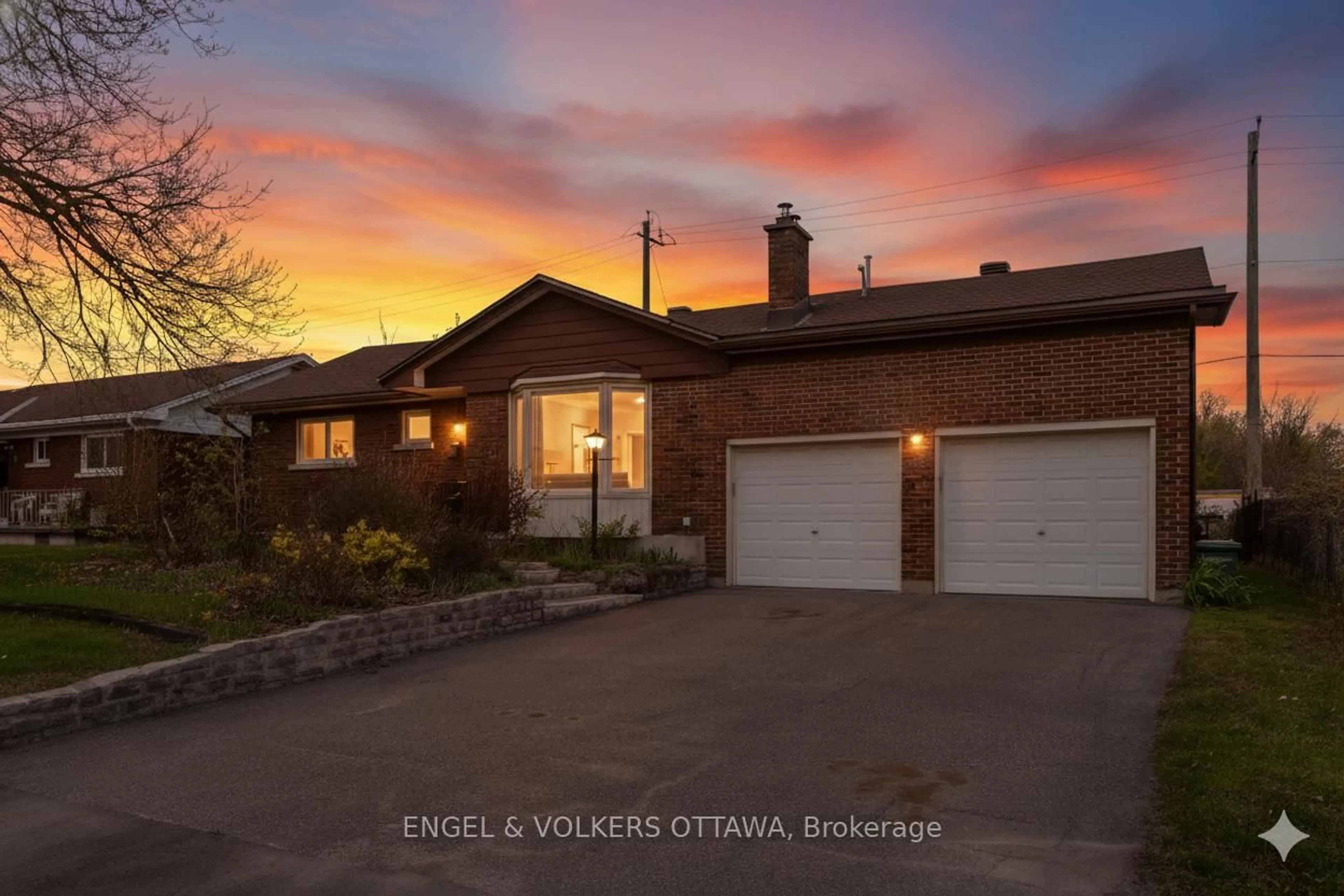 A pic from outside/outdoor area/front of a property/back of a property/a pic from drone, street for 989 Connaught Ave, Ottawa Ontario K2B 5M7