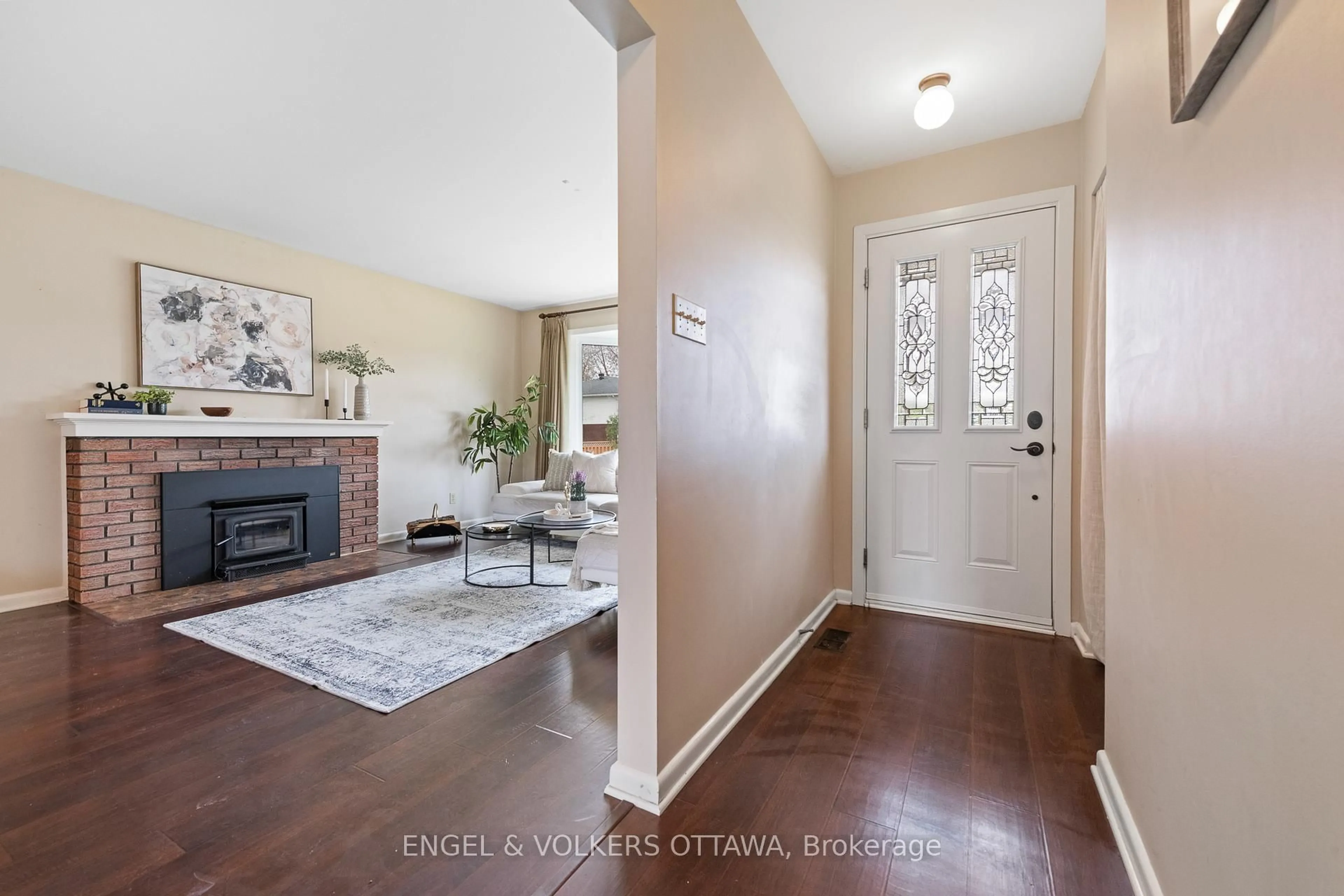 Indoor entryway for 989 Connaught Ave, Ottawa Ontario K2B 5M7