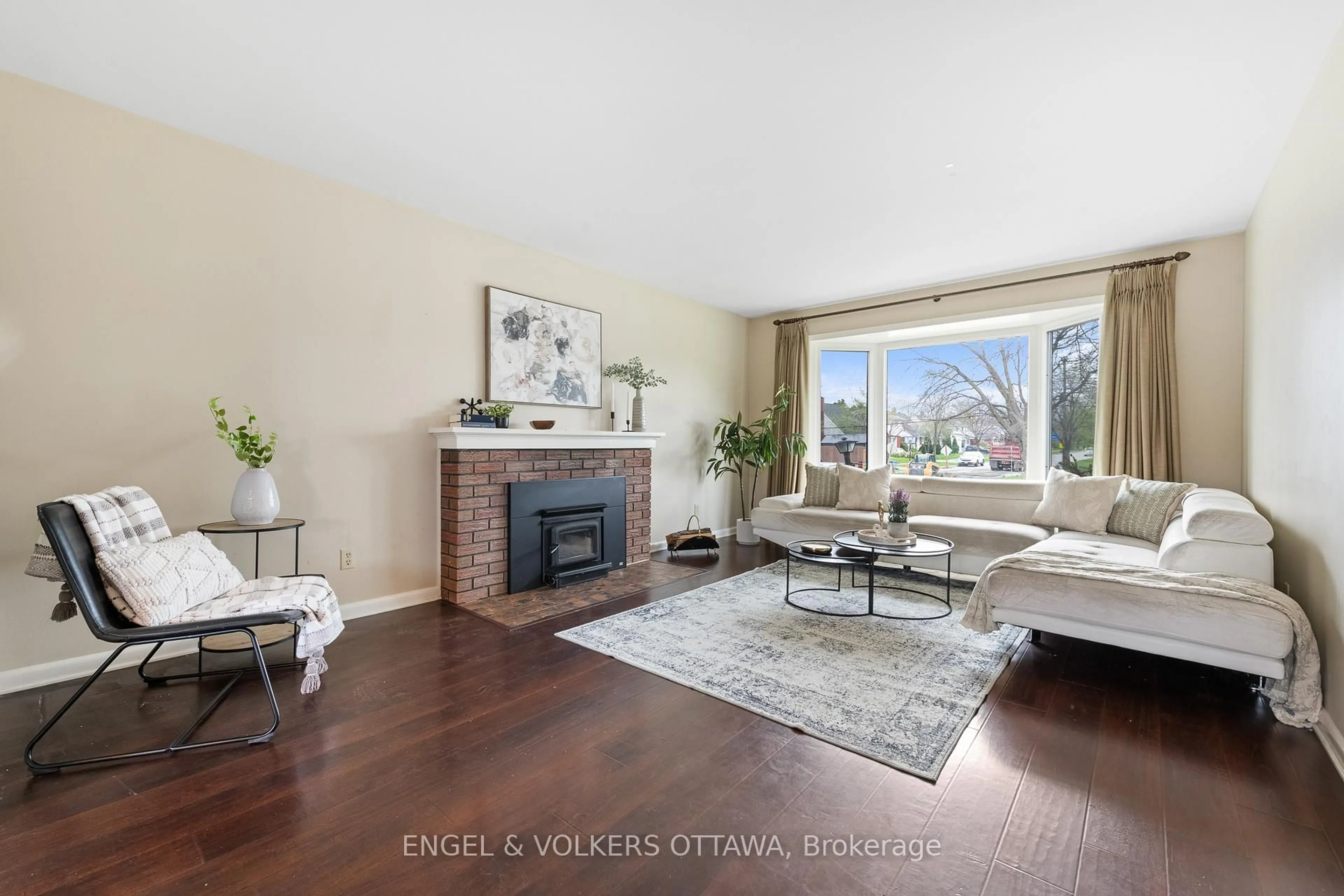 Living room with furniture, unknown for 989 Connaught Ave, Ottawa Ontario K2B 5M7