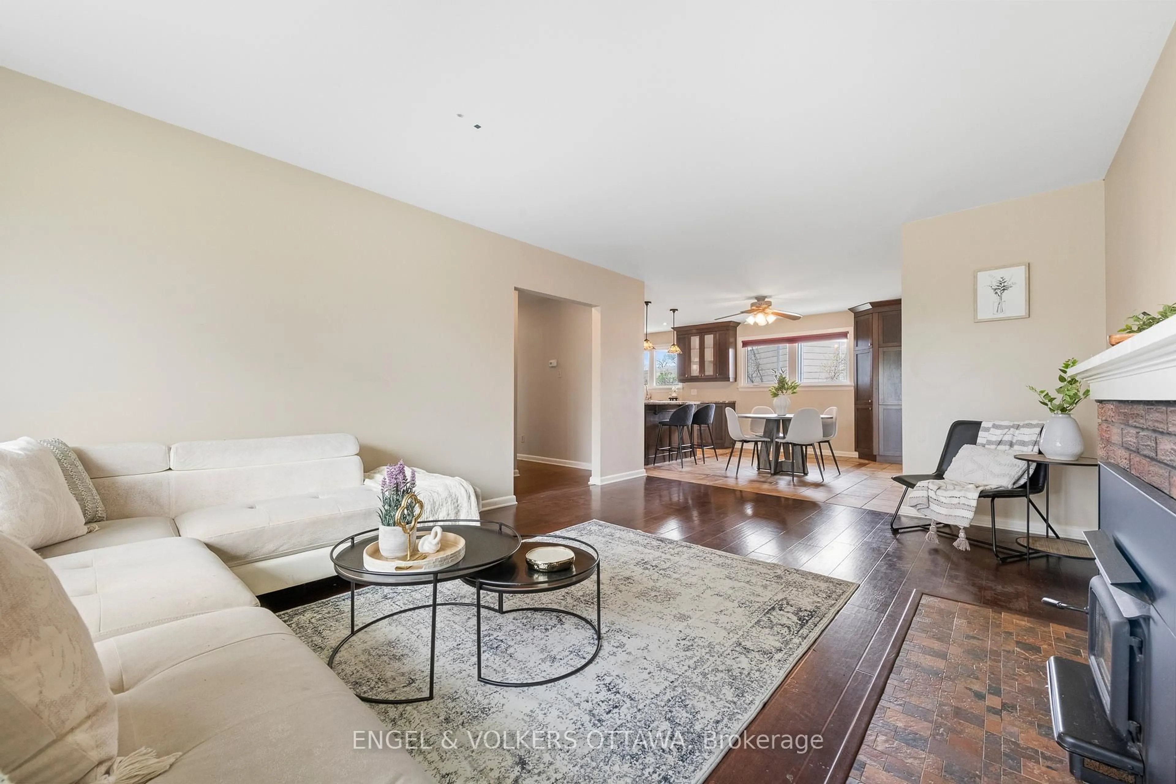 Living room with furniture, unknown for 989 Connaught Ave, Ottawa Ontario K2B 5M7