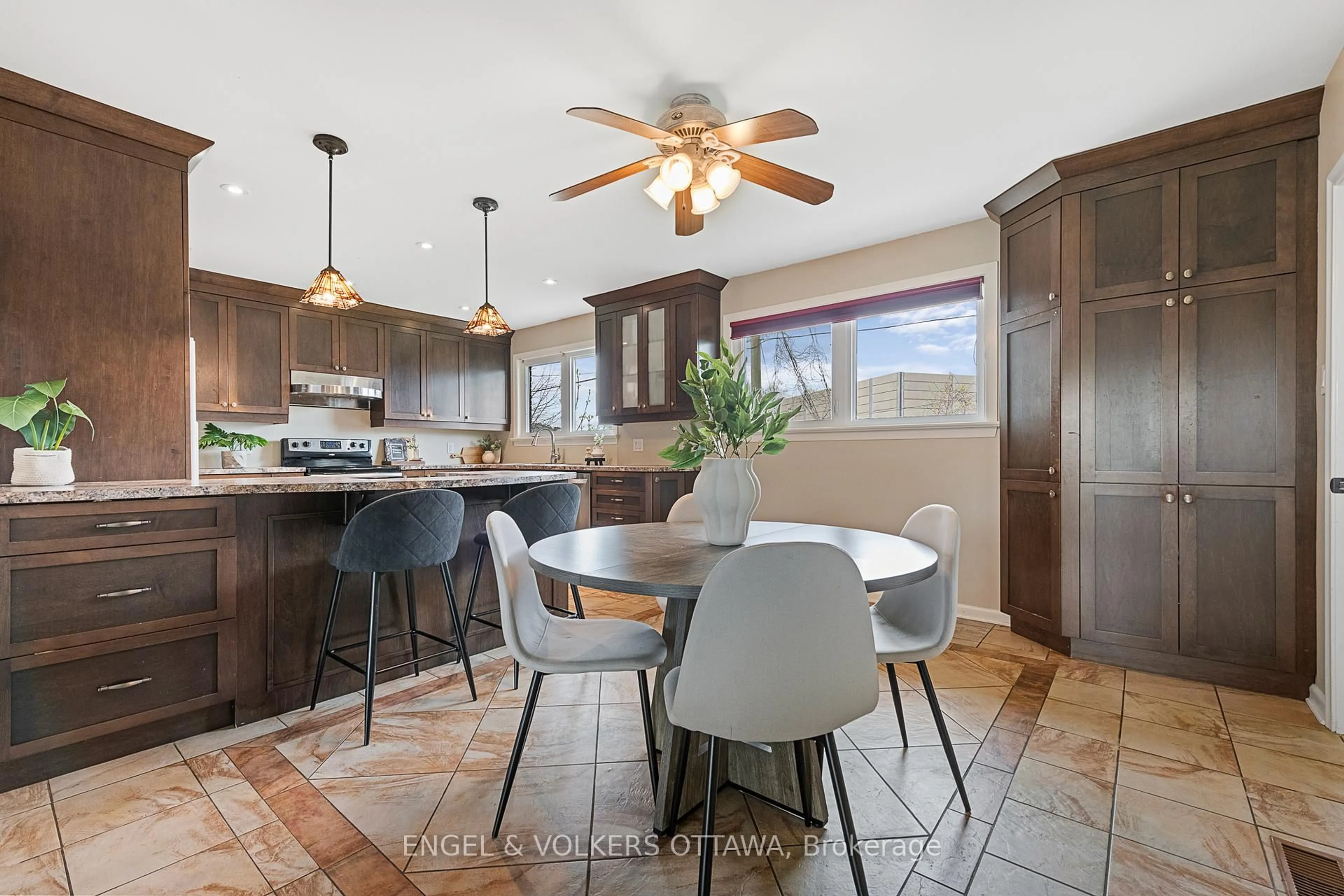 Open concept kitchen, ceramic/tile floor for 989 Connaught Ave, Ottawa Ontario K2B 5M7