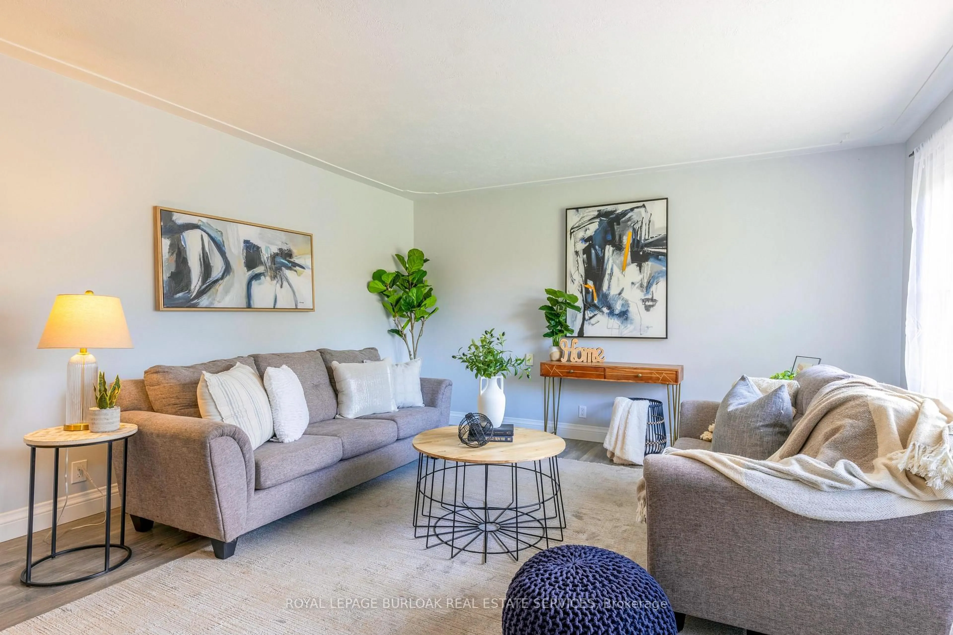 Living room with furniture, unknown for 40 Kerman Ave, Grimsby Ontario L3M 3W5