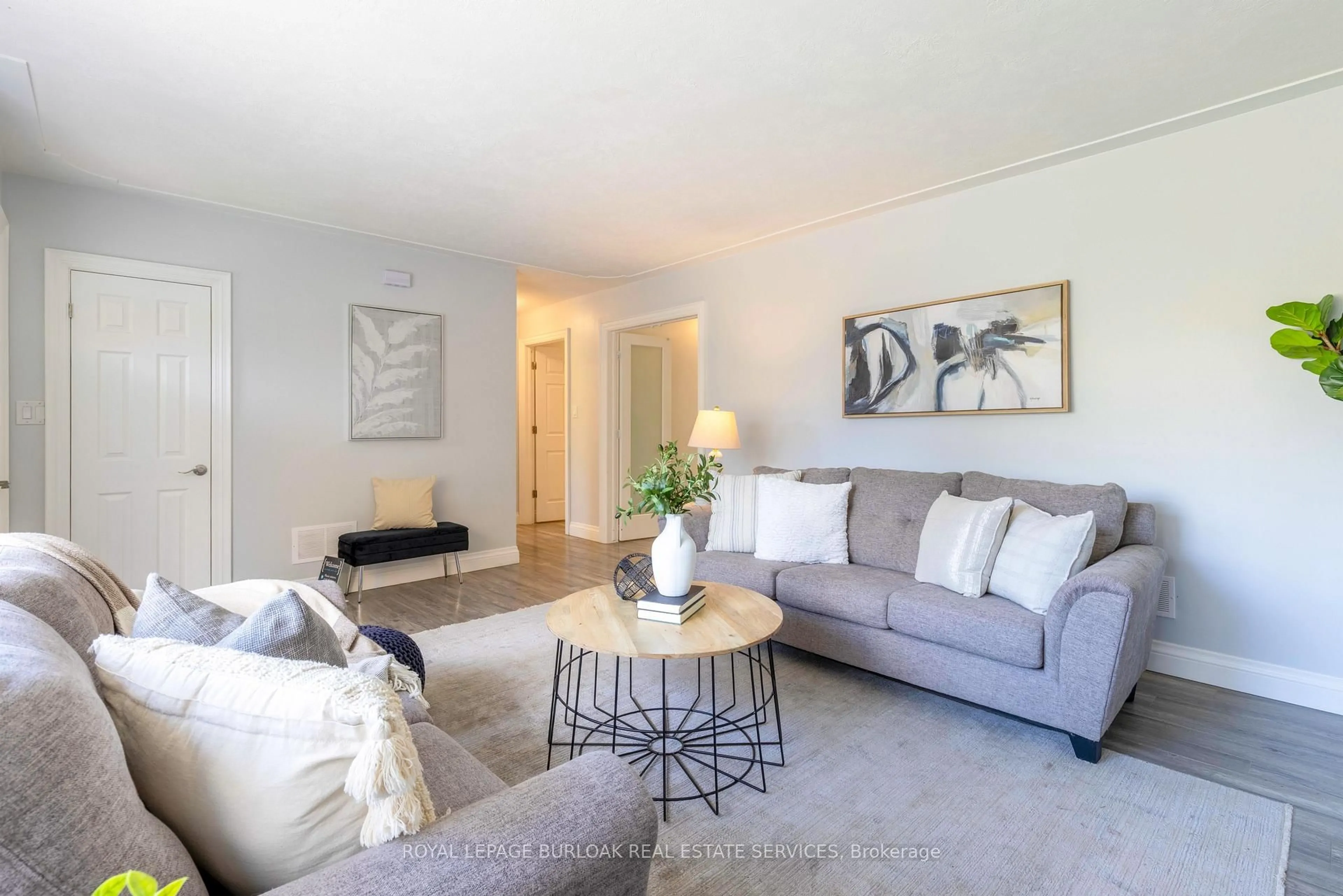 Living room with furniture, unknown for 40 Kerman Ave, Grimsby Ontario L3M 3W5