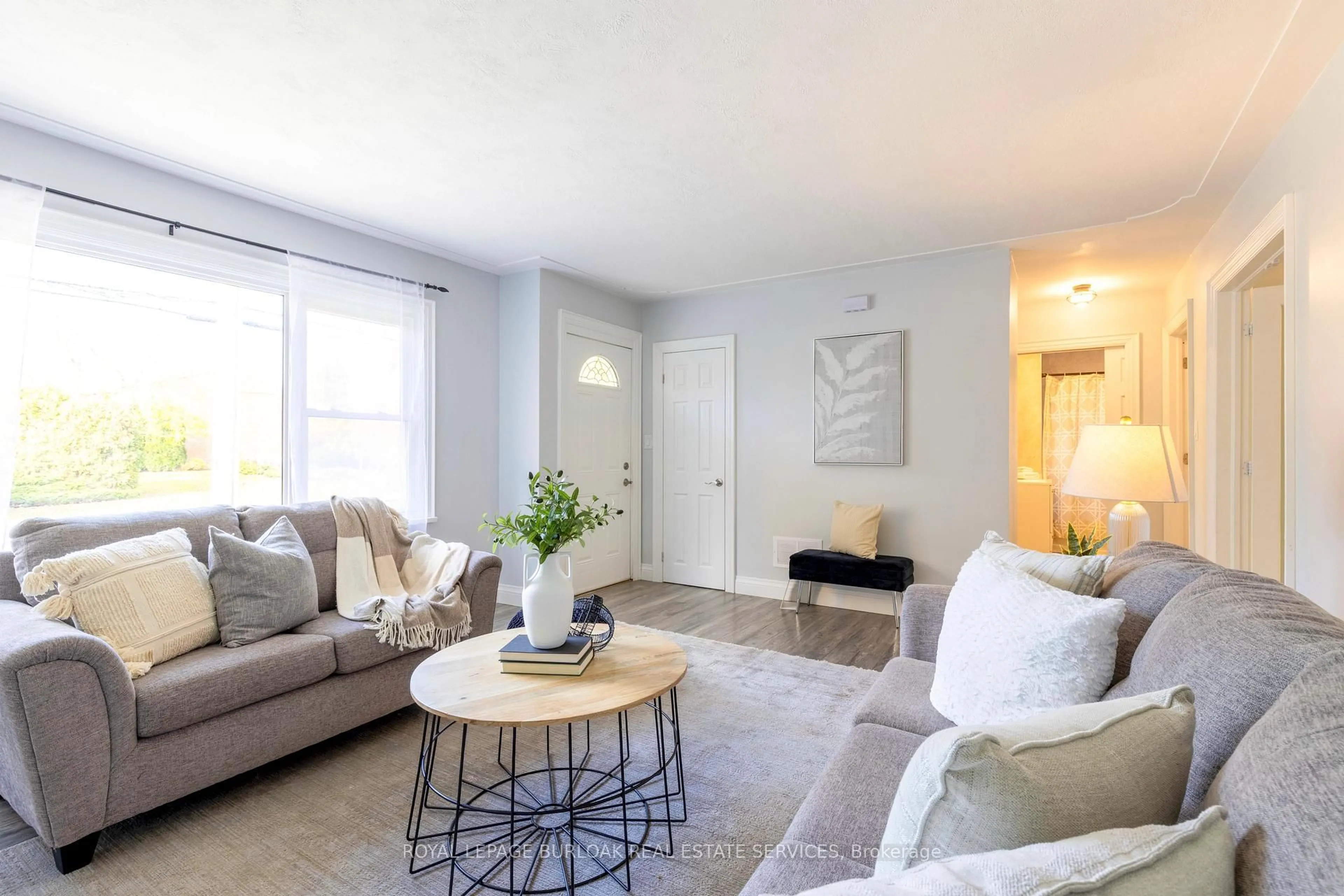 Living room with furniture, unknown for 40 Kerman Ave, Grimsby Ontario L3M 3W5