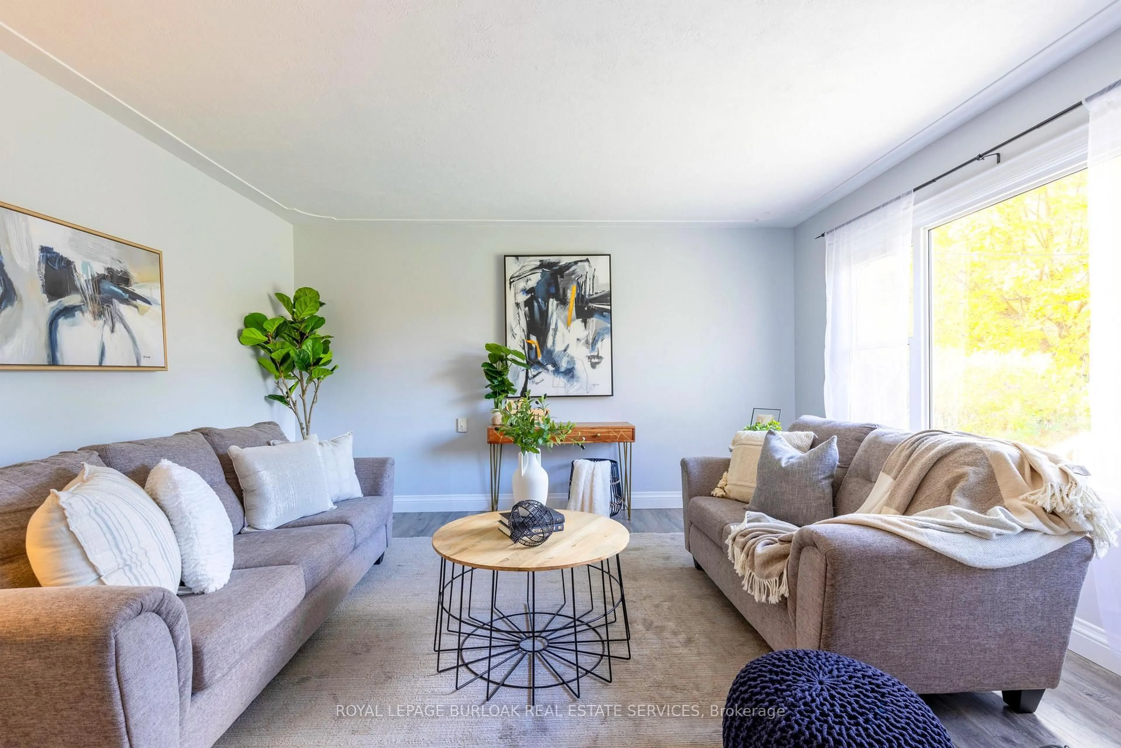 Living room with furniture, unknown for 40 Kerman Ave, Grimsby Ontario L3M 3W5