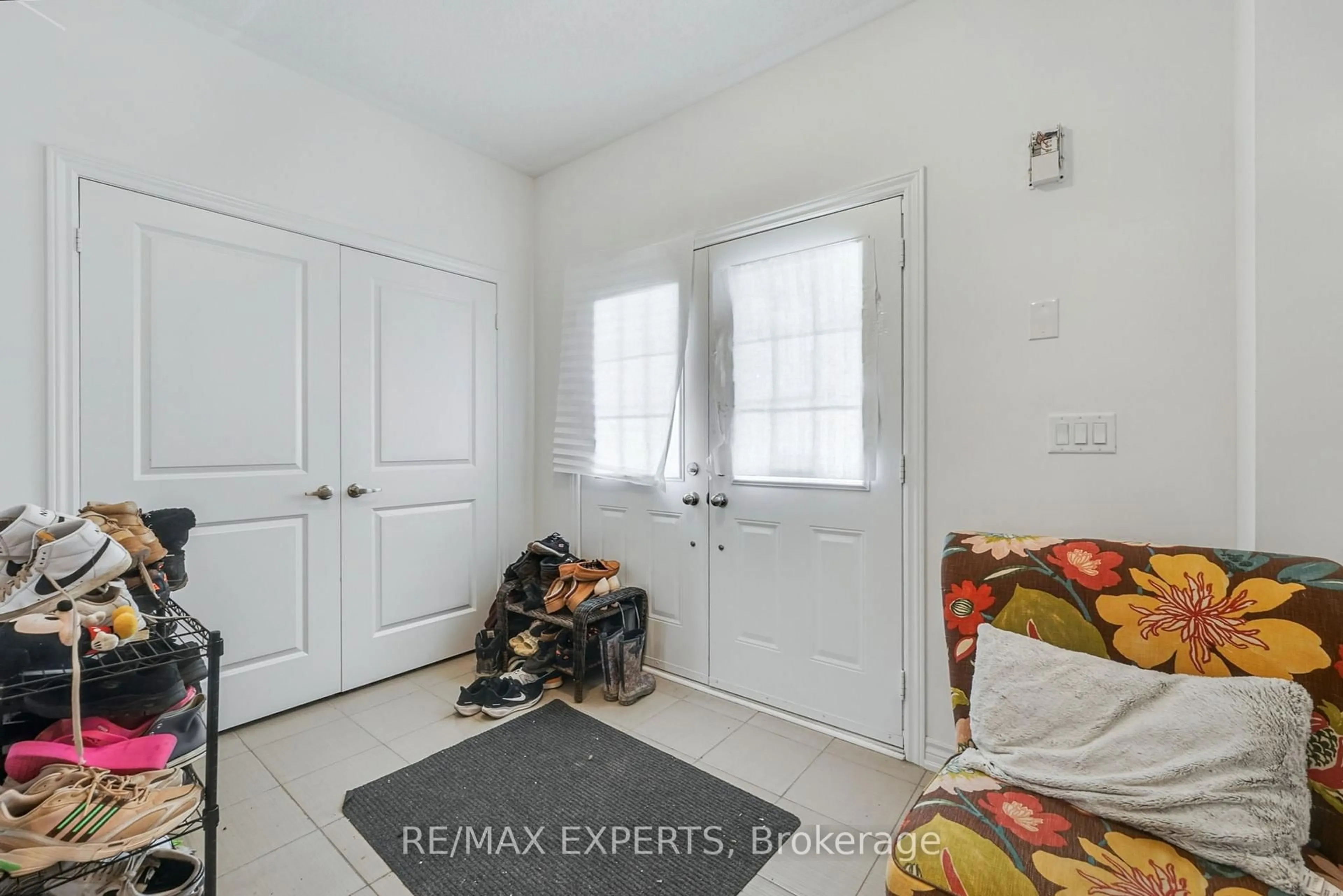 Indoor entryway for 360 Russell St, Southgate Ontario N0C 1B0