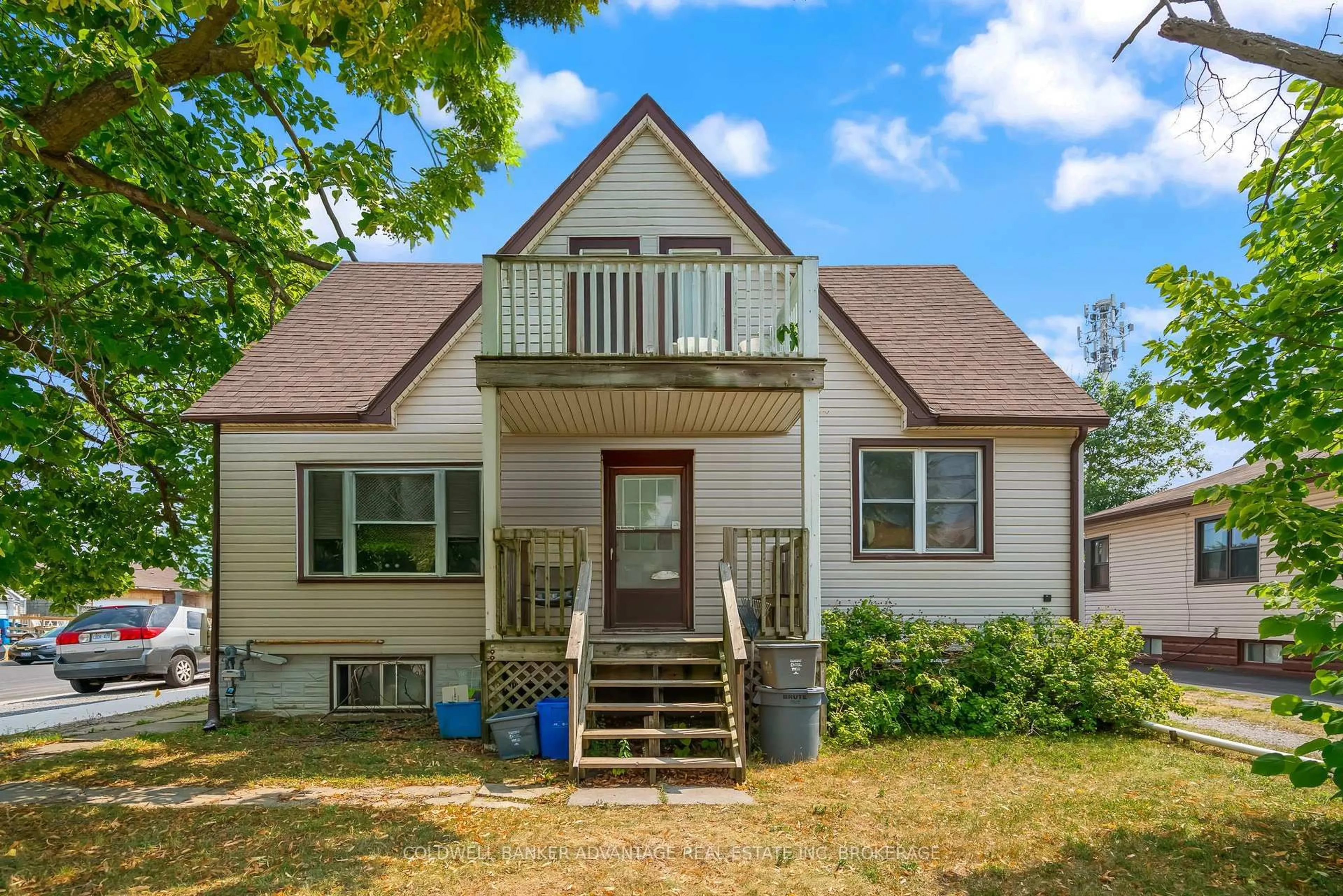 Home with vinyl exterior material, street for 163 Southworth St, Welland Ontario L3B 1Z4