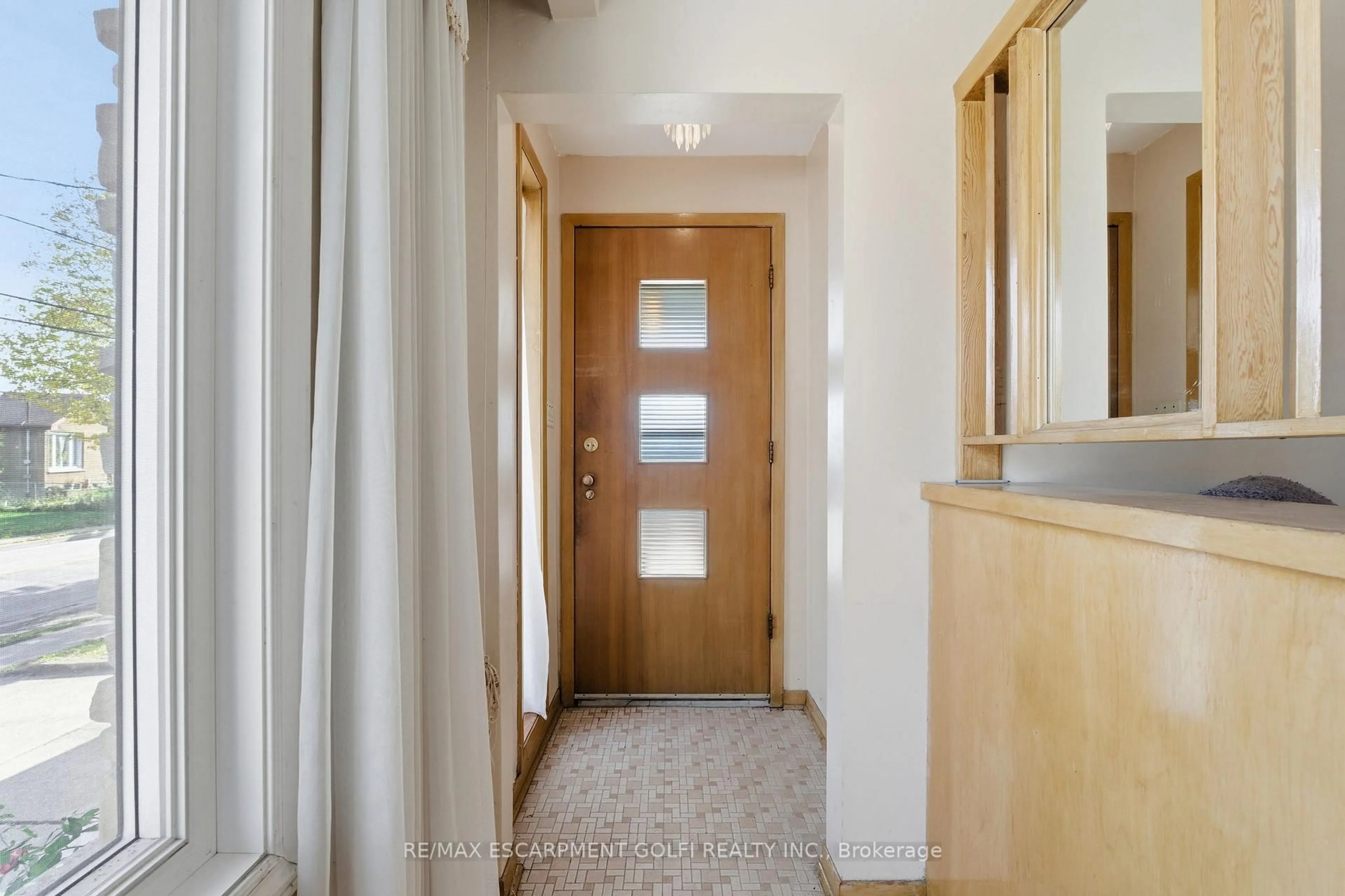 Indoor entryway for 247 Grantham Ave, St. Catharines Ontario L2M 4Z6