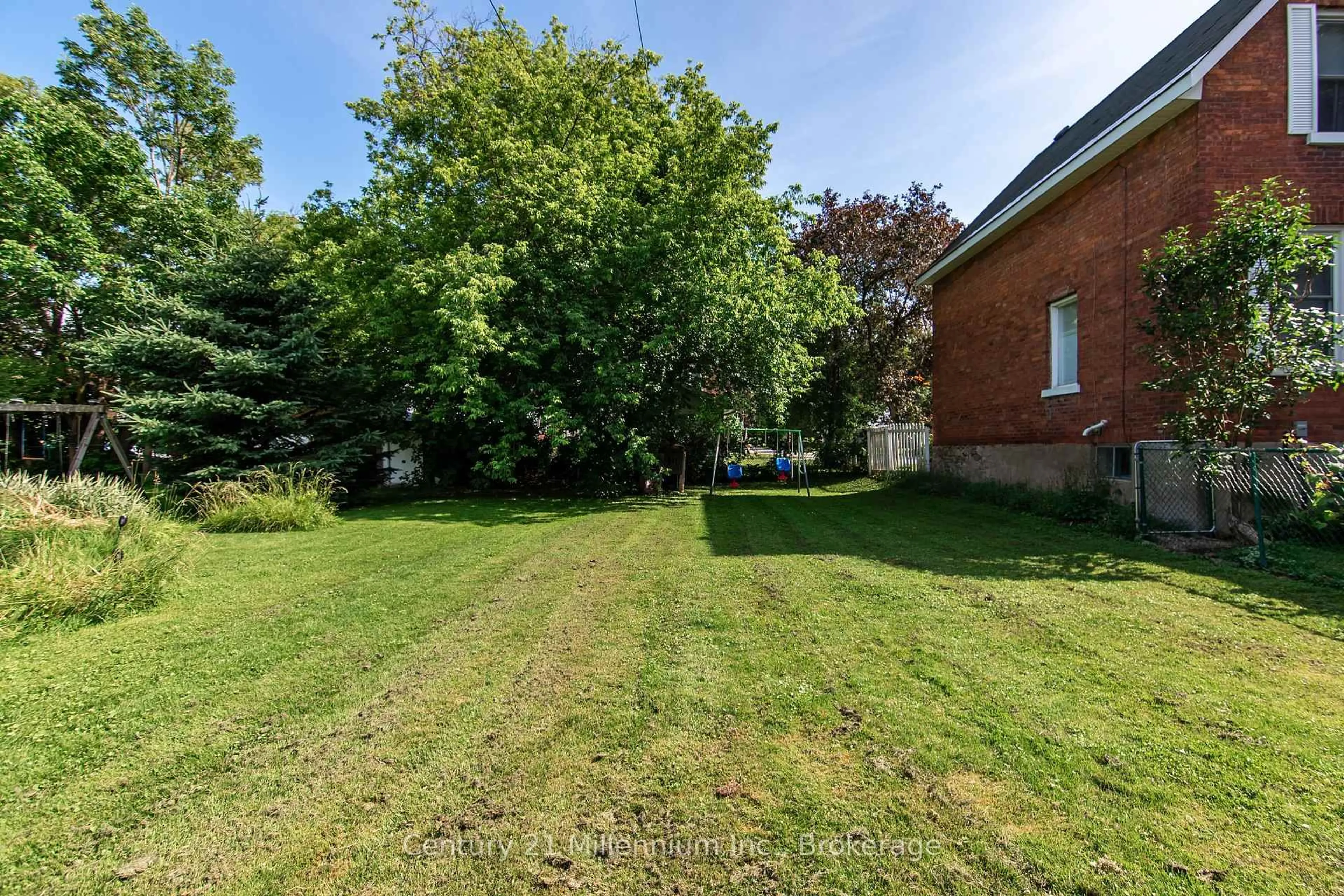 A pic from outside/outdoor area/front of a property/back of a property/a pic from drone, unknown for 471 13th A St, Owen Sound Ontario N4K 3X3
