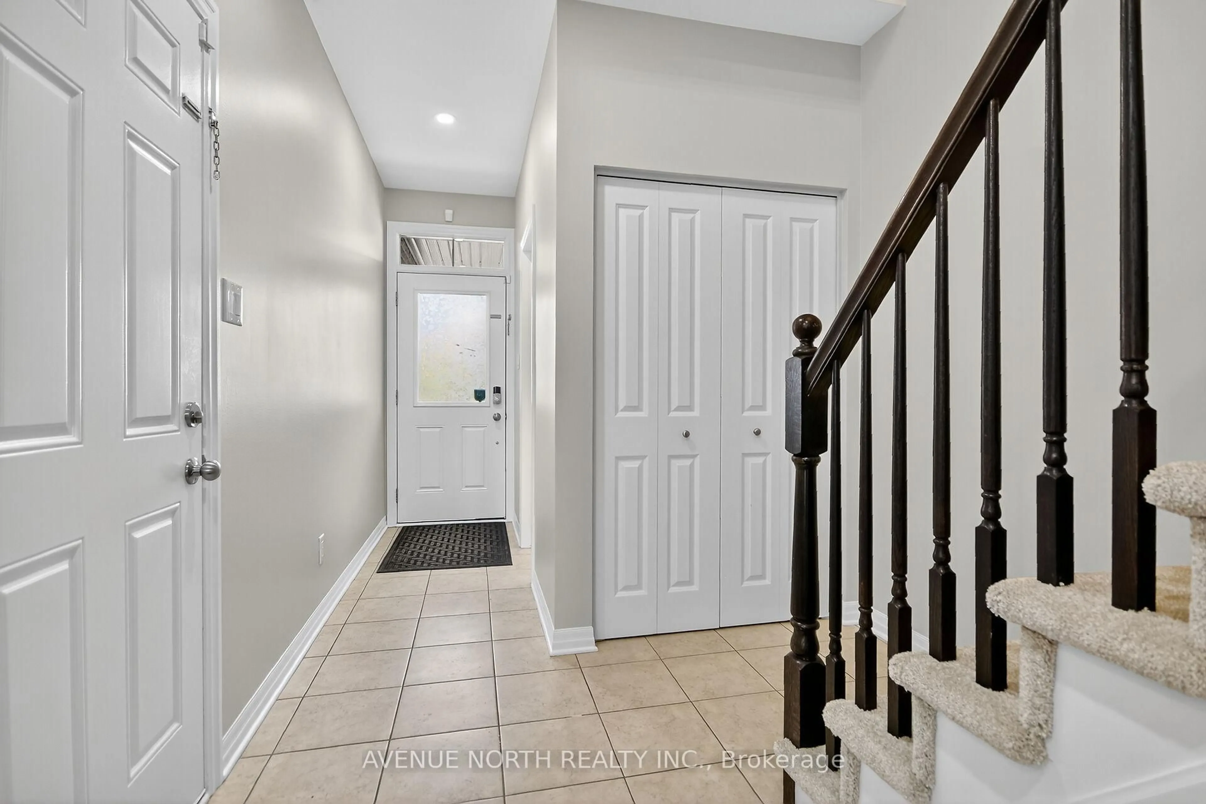 Indoor entryway for 629 Sunburst St, Ottawa Ontario K1T 0L1