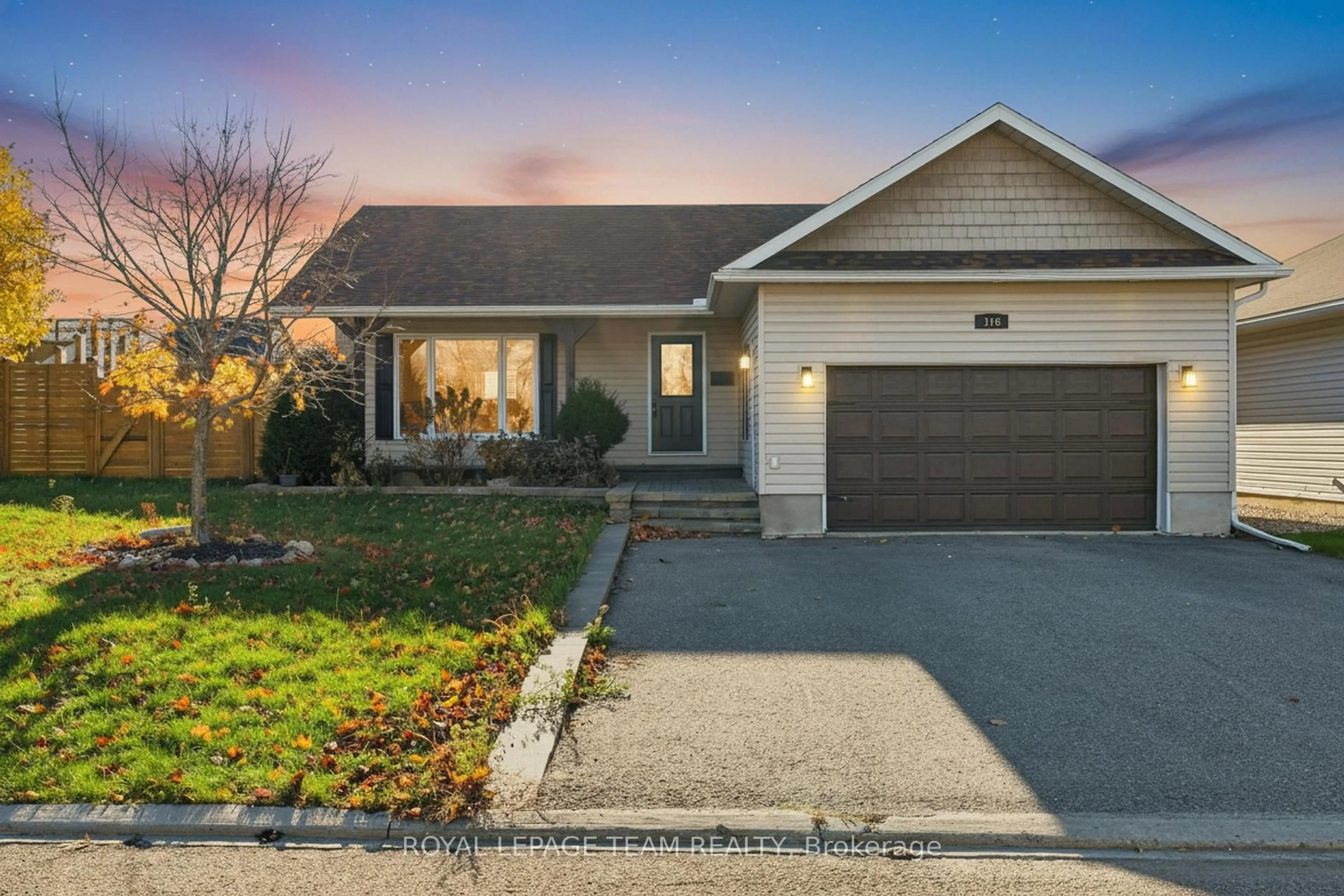 Home with vinyl exterior material, street for 116 Mclachlin St, Arnprior Ontario K7S 3Y5