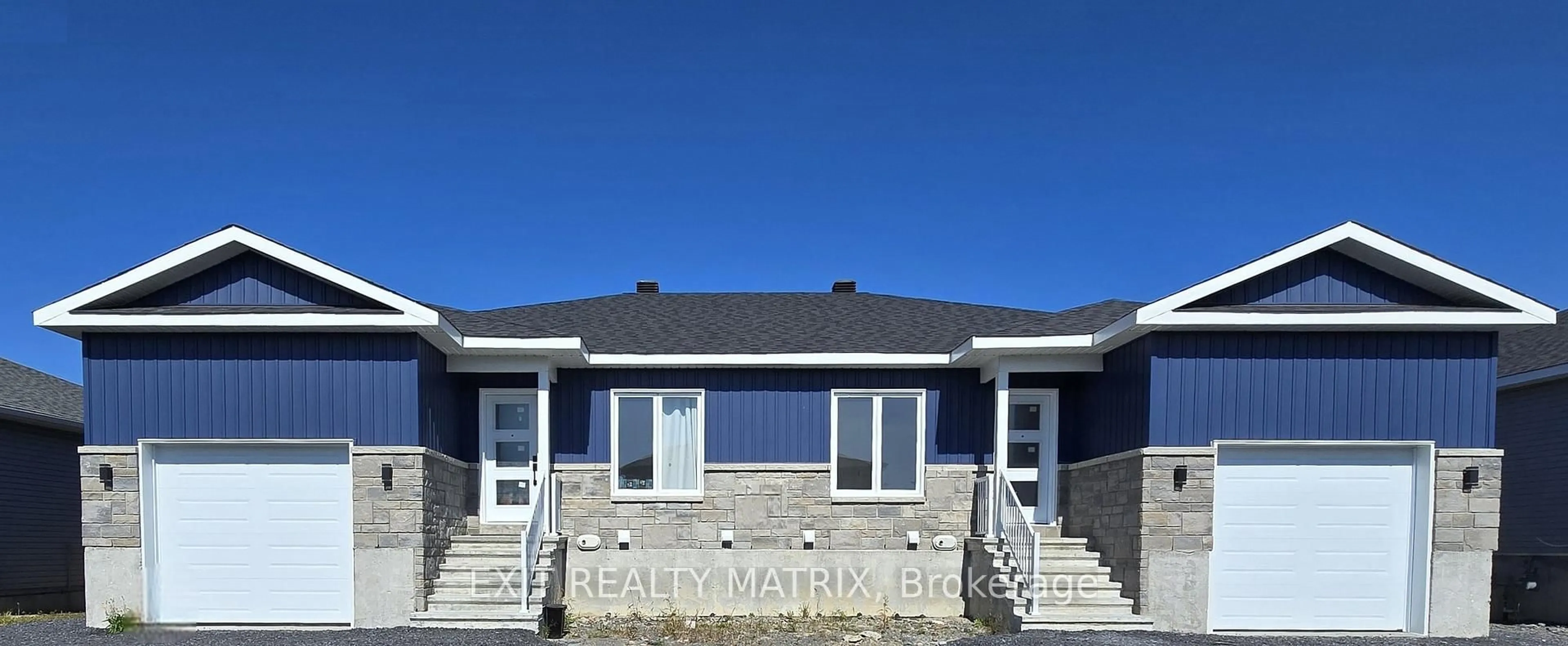 Home with vinyl exterior material, building for 784-786 Walton St, Cornwall Ontario K6H 0J2