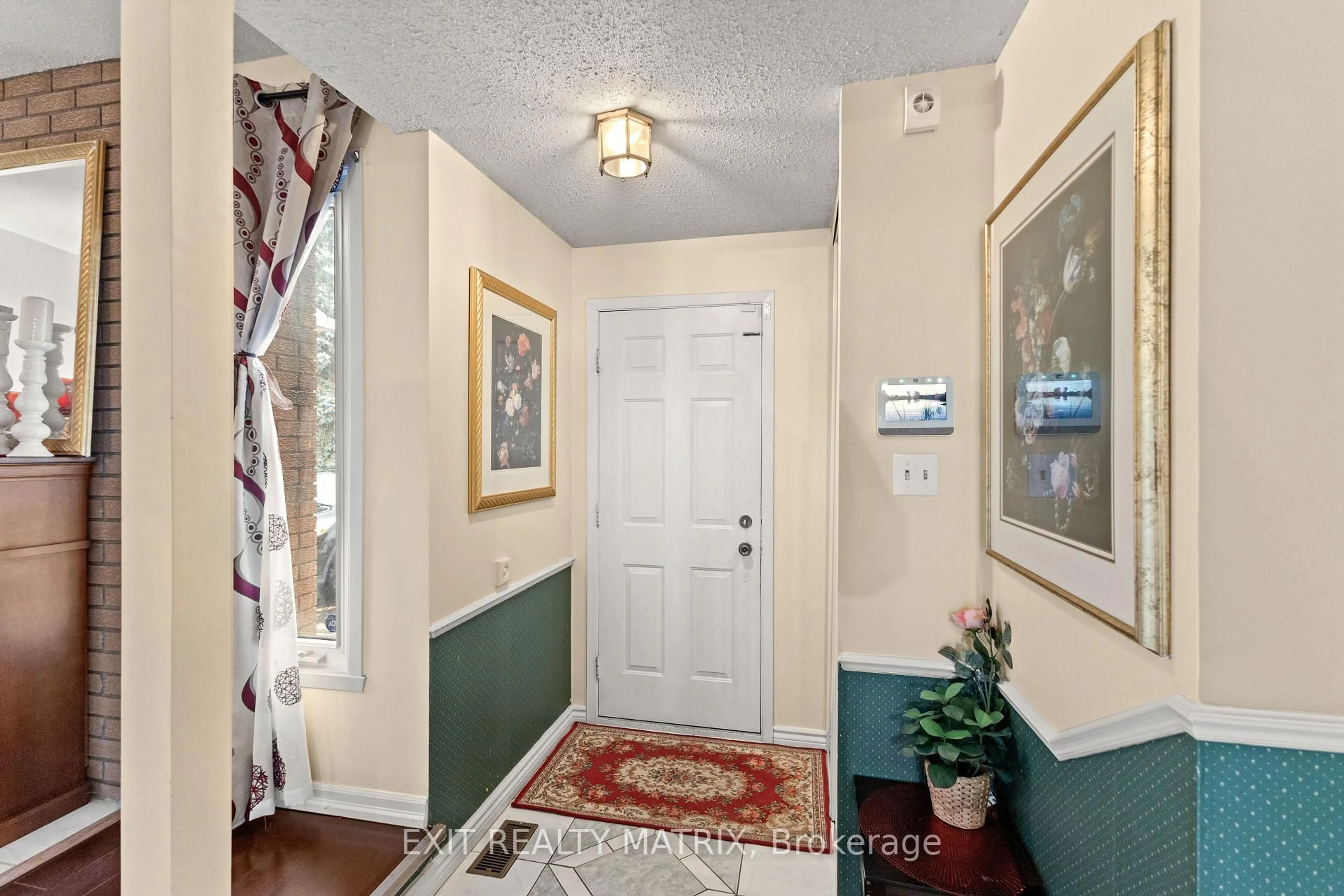 Indoor entryway for 1094 St Lucia Pl, Ottawa Ontario K1C 2G3