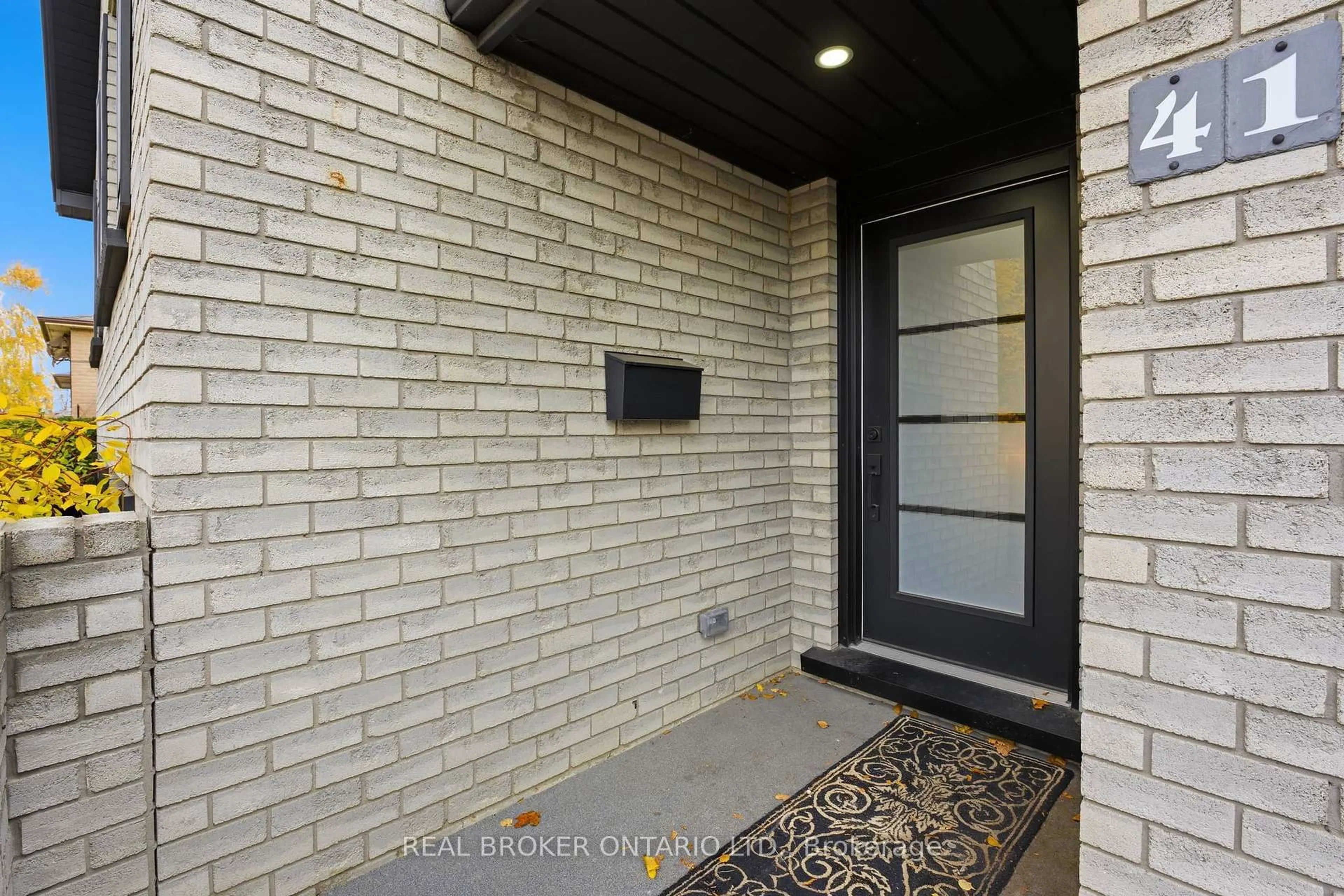 Indoor entryway for 41 Dante Cres, Brantford Ontario N3P 1B9