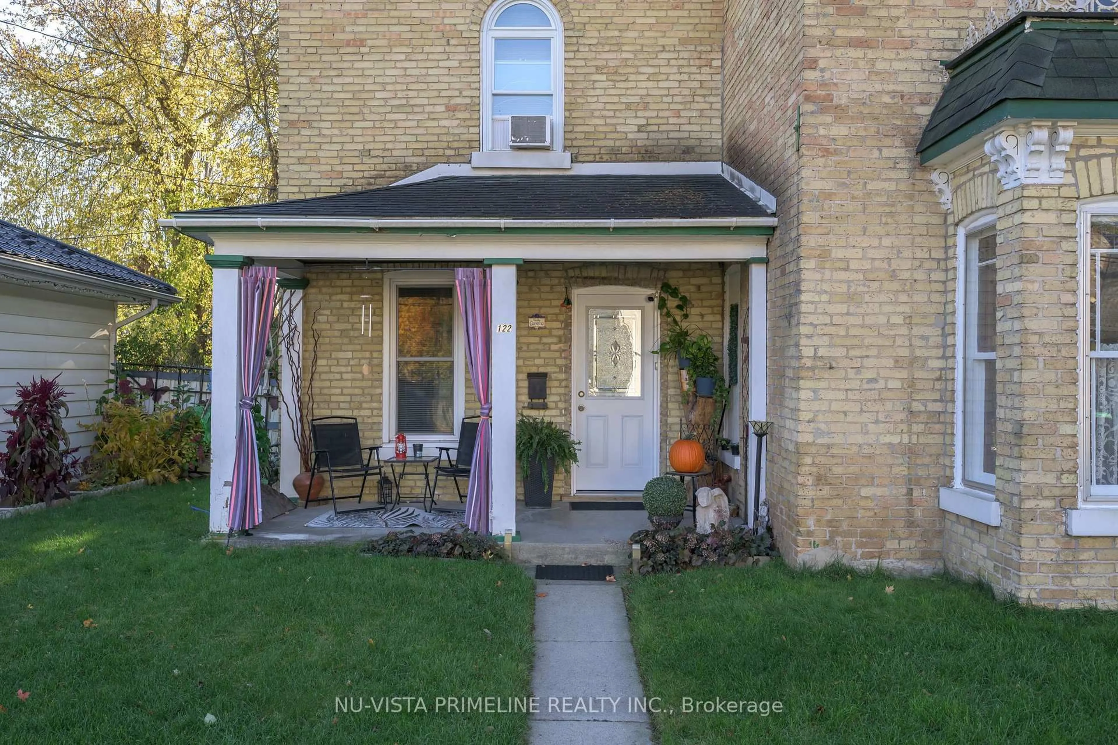 Patio, street for 124 High St, Strathroy-Caradoc Ontario N7G 1G9