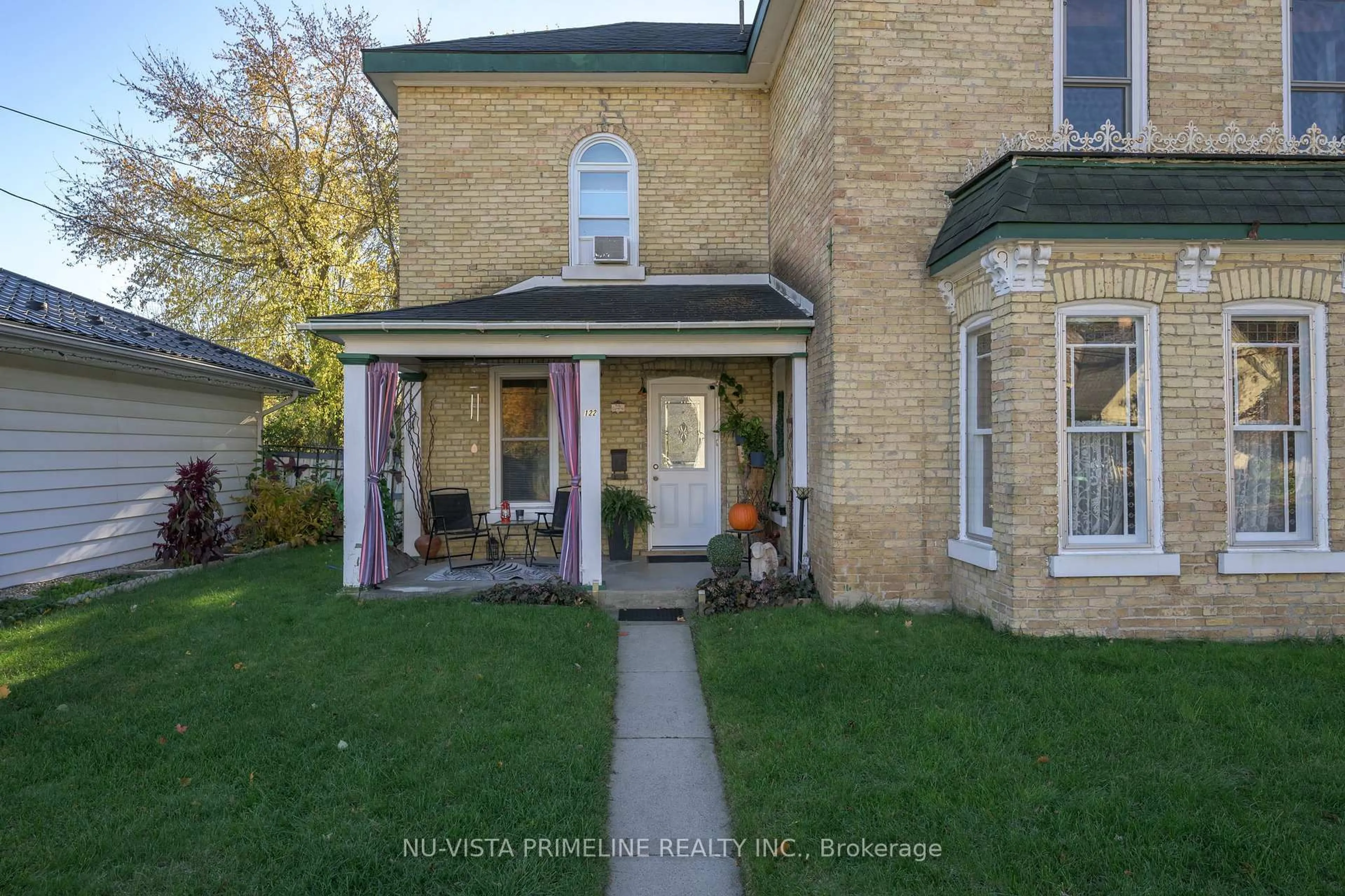 A pic from outside/outdoor area/front of a property/back of a property/a pic from drone, street for 124 High St, Strathroy-Caradoc Ontario N7G 1G9