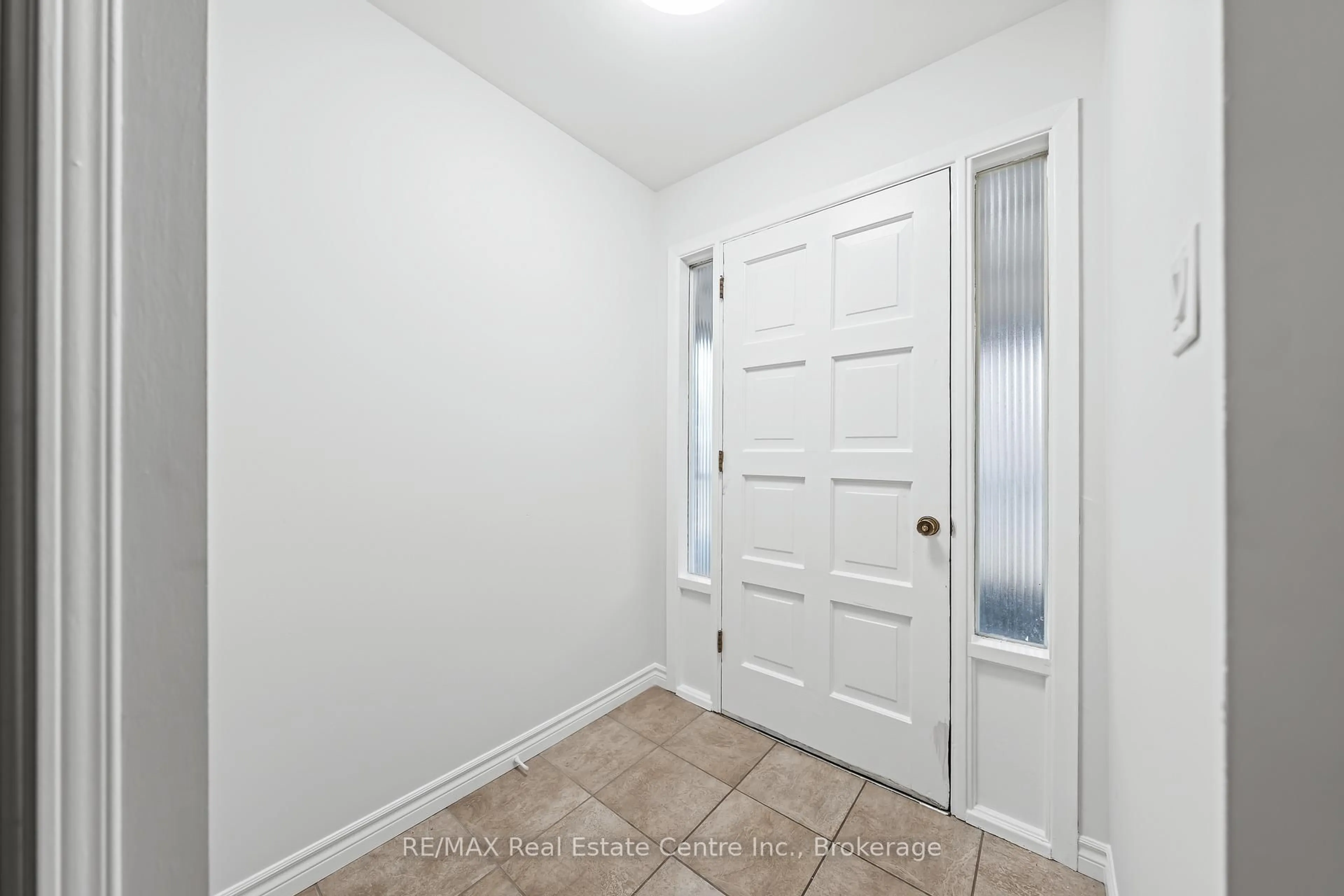 Indoor entryway for 1206 Valentine Dr, Cambridge Ontario N3H 2N8