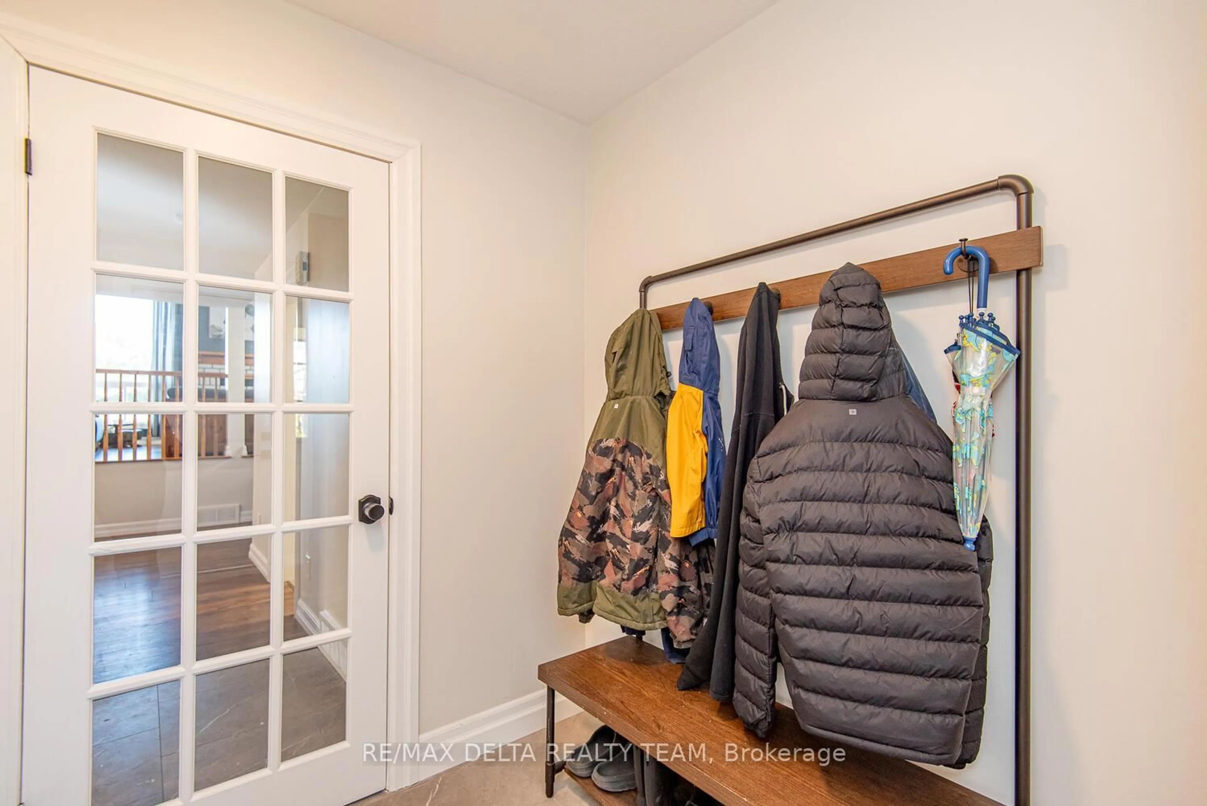 Indoor entryway for 276 TURNSTONE Crt, Orleans Ontario K1E 2V2